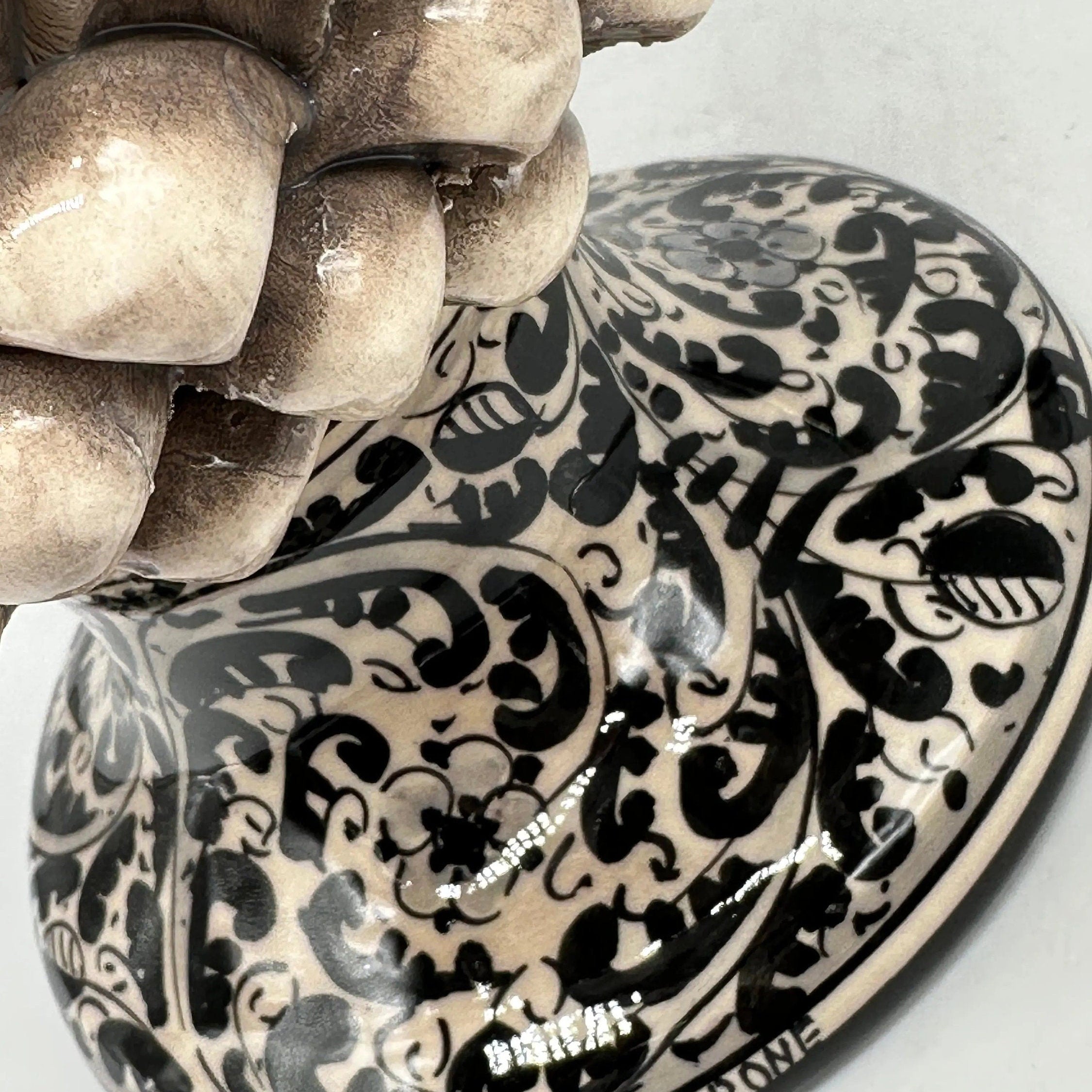 Pigna Ceramica Caltagirone cm H.40 Artigianale Beige con Base Decorata Nero DD CERAMICHE SICILIANE