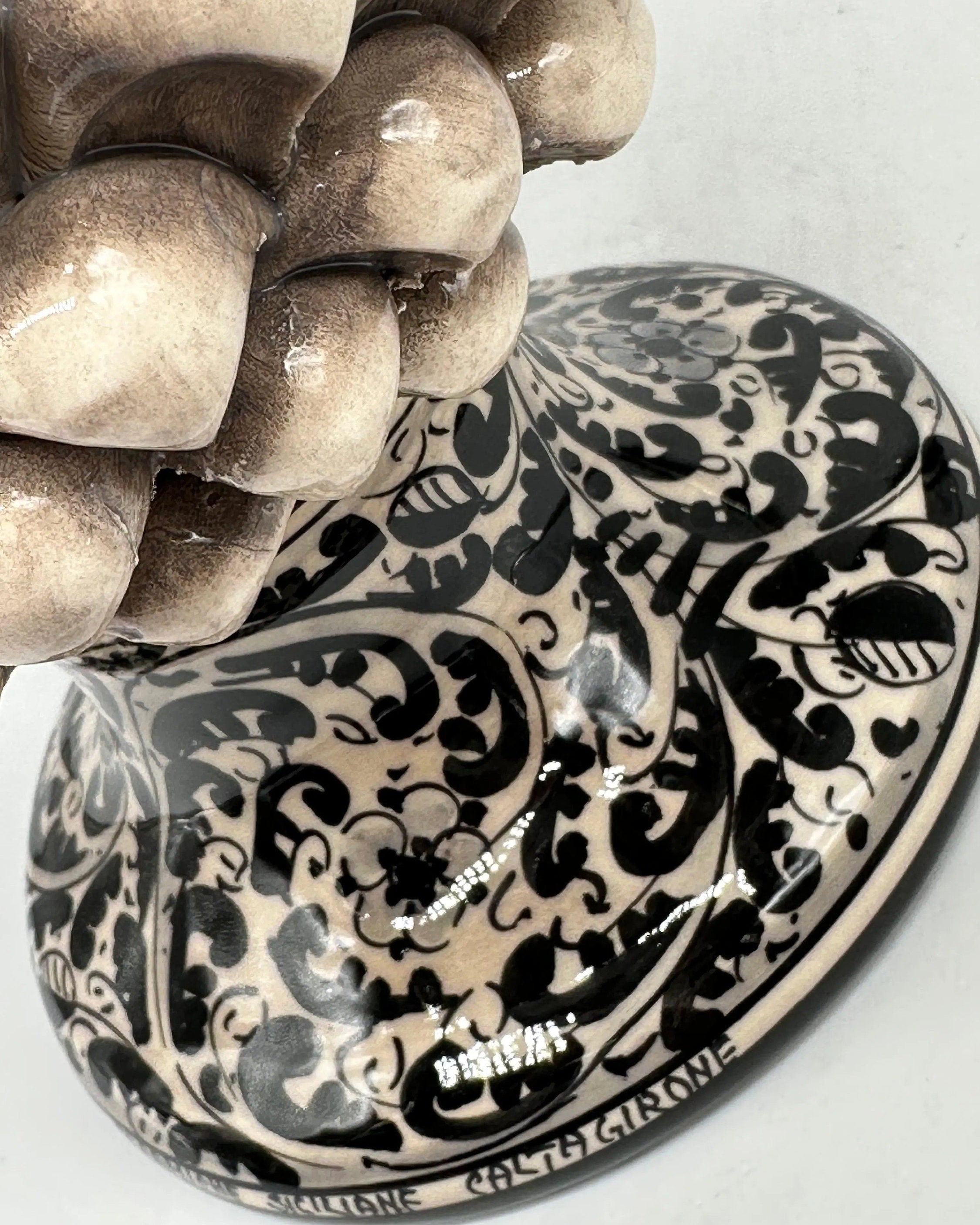 Pigna Ceramica Caltagirone cm H.40 Artigianale Beige con Base Decorata Nero DD CERAMICHE SICILIANE