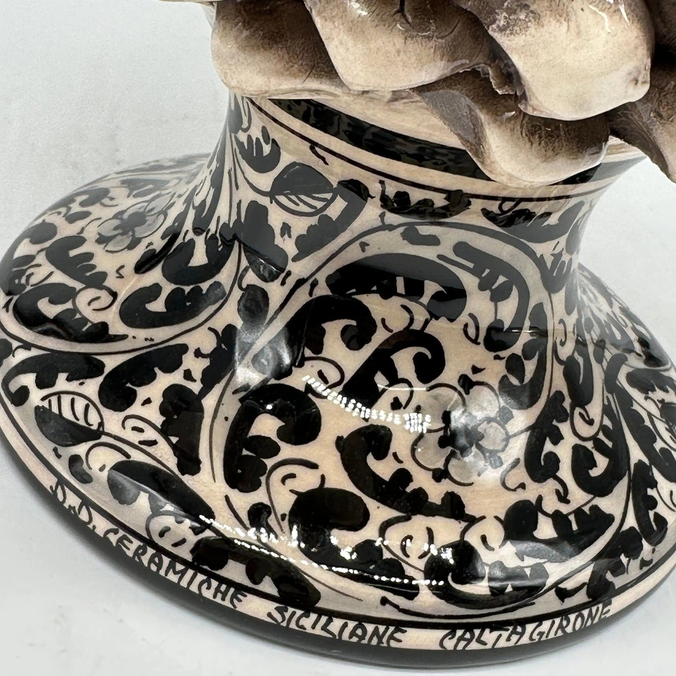 Pigna Ceramica Caltagirone cm H.40 Artigianale Beige con Base Decorata Nero DD CERAMICHE SICILIANE