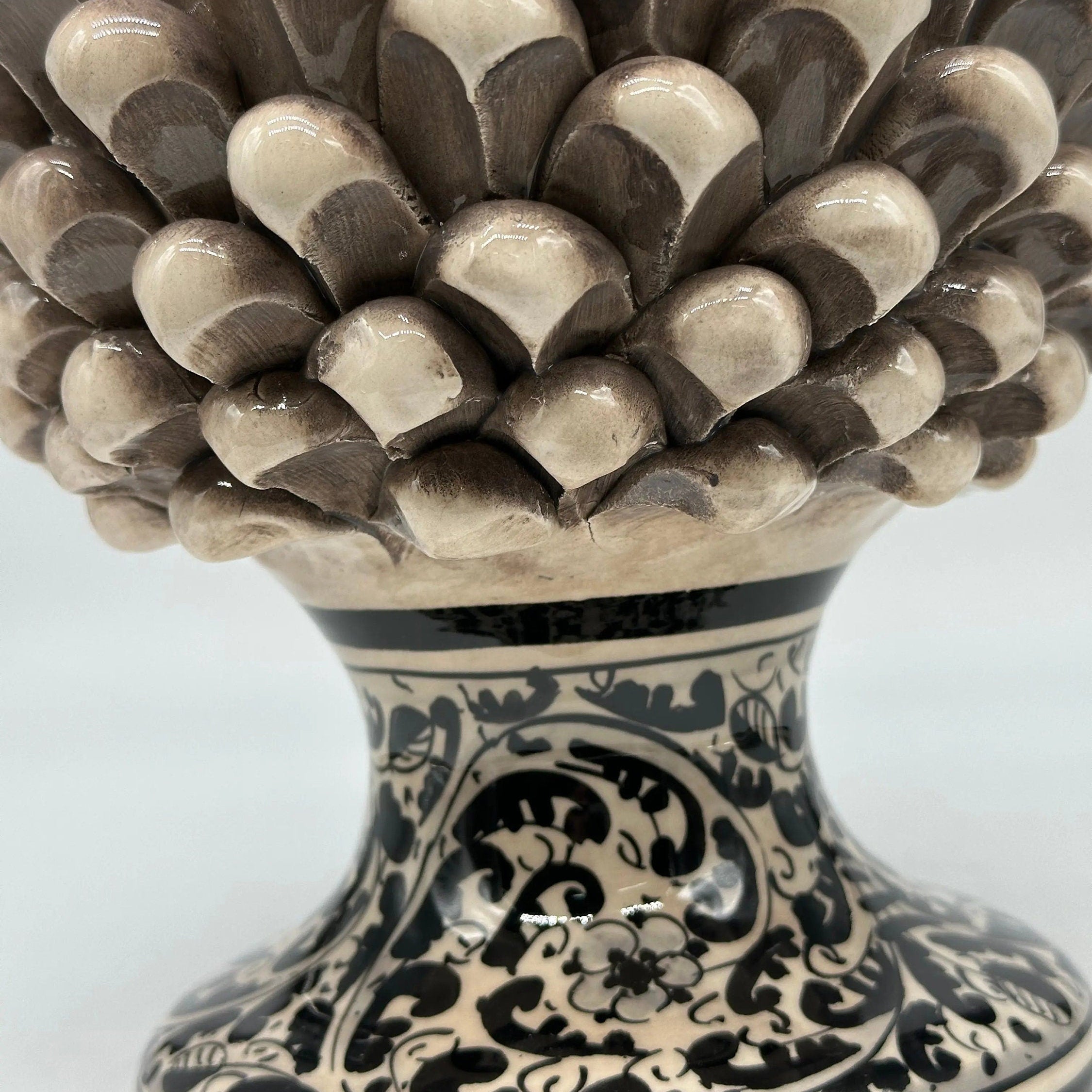 Pigna Ceramica Caltagirone cm H.40 Artigianale Beige con Base Decorata Nero DD CERAMICHE SICILIANE