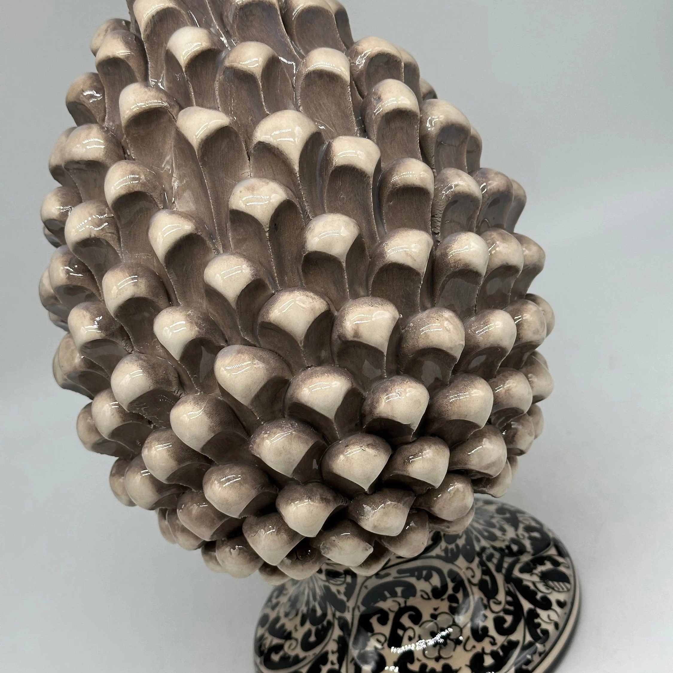 Pigna Ceramica Caltagirone cm H.40 Artigianale Beige con Base Decorata Nero DD CERAMICHE SICILIANE