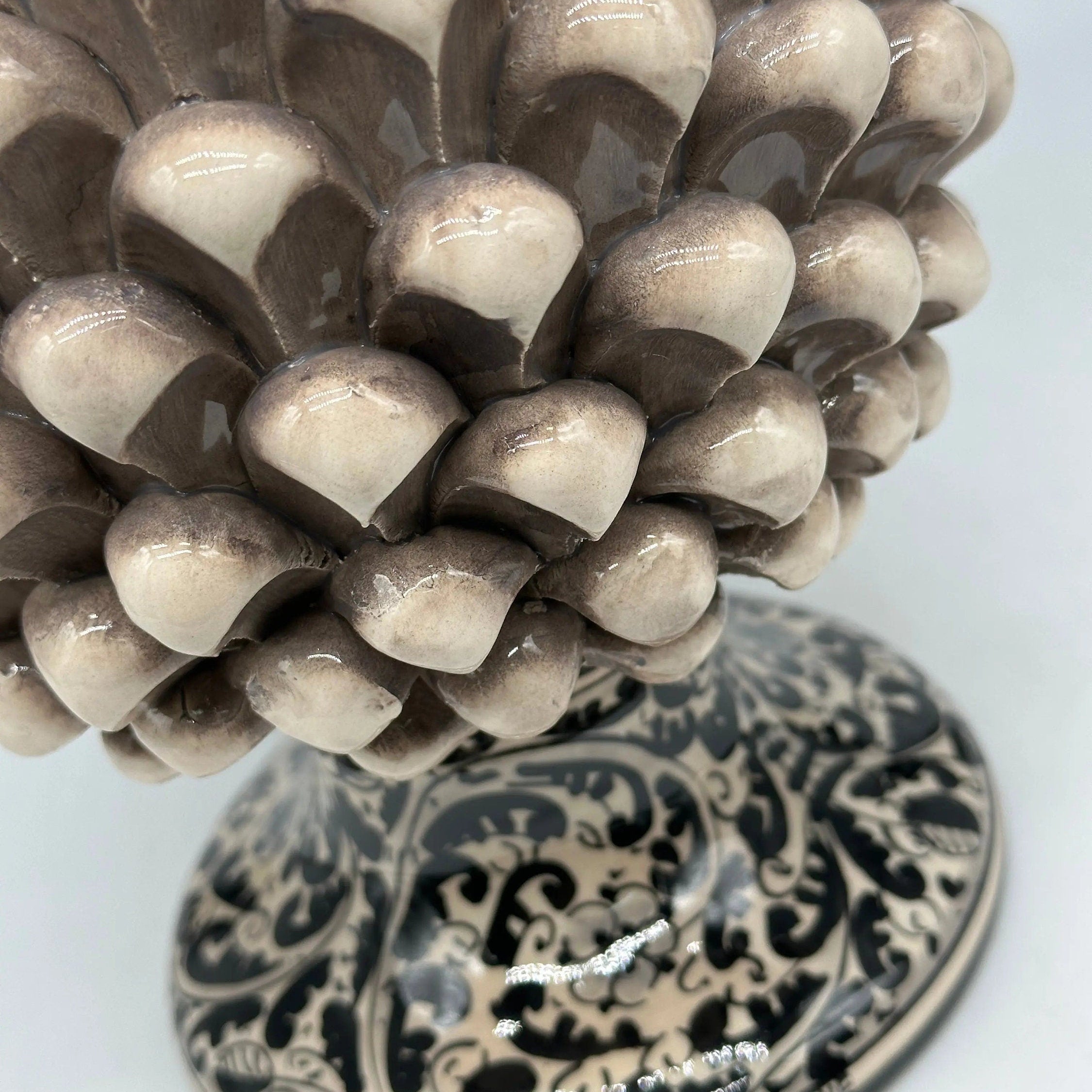 Pigna Ceramica Caltagirone cm H.40 Artigianale Beige con Base Decorata Nero DD CERAMICHE SICILIANE