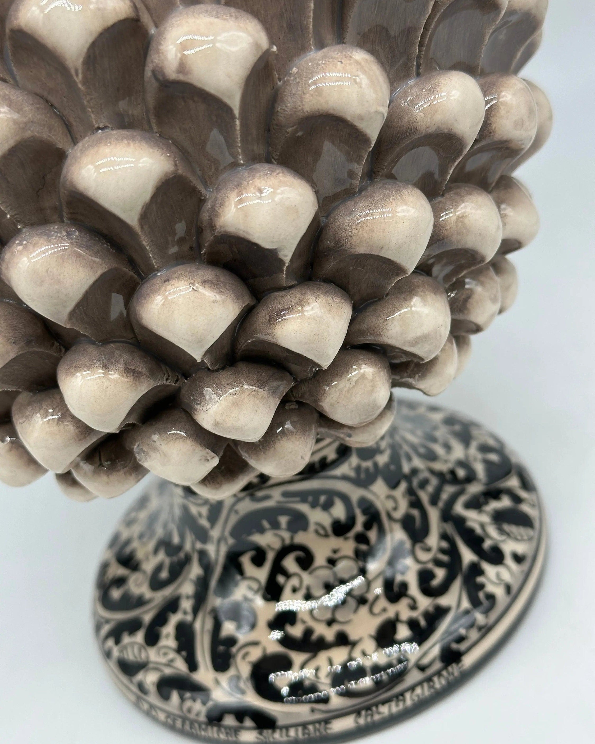 Pigna Ceramica Caltagirone cm H.40 Artigianale Beige con Base Decorata Nero DD CERAMICHE SICILIANE