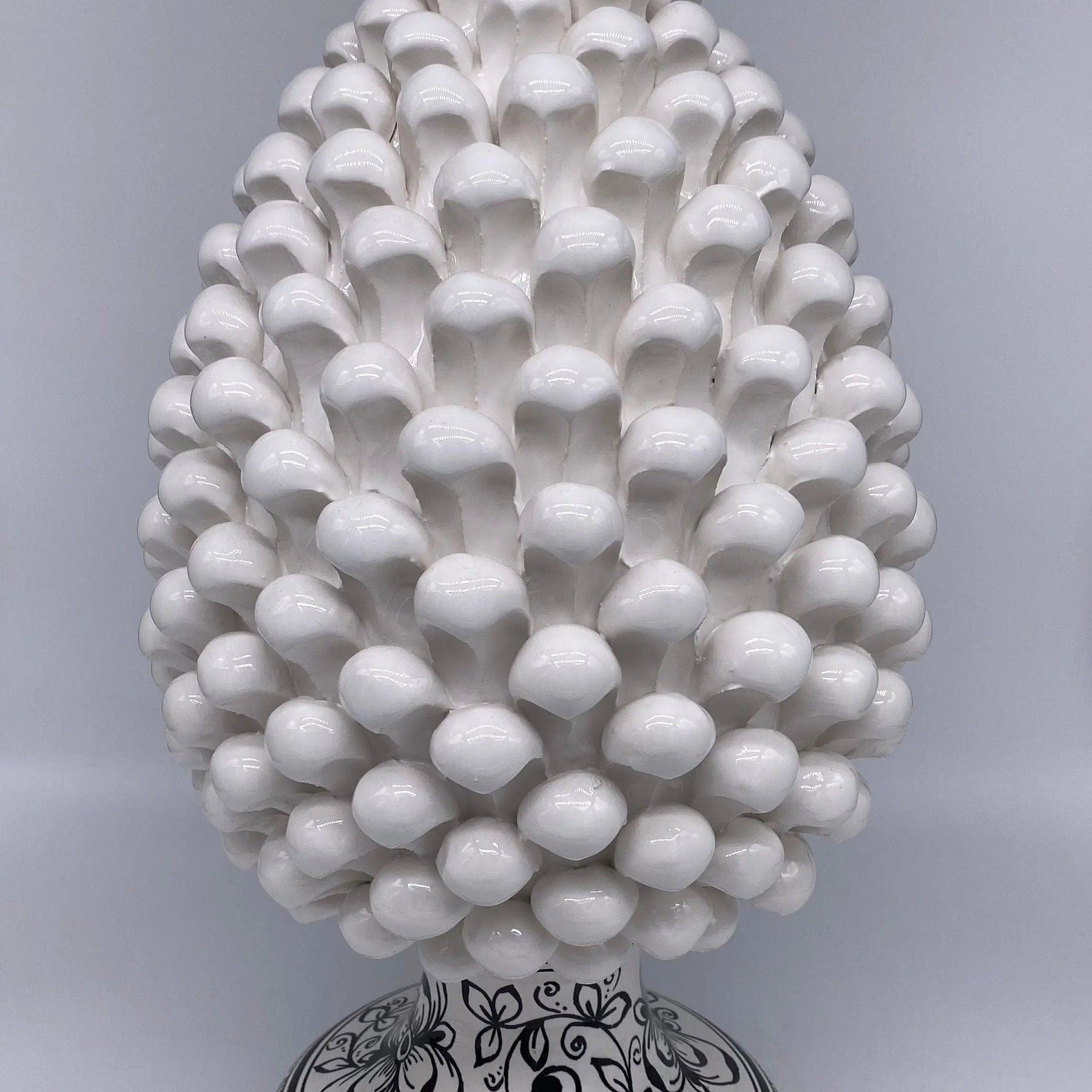 Pigna Ceramica Caltagirone cm H.40 Artigianale Bianco con Base Decorata Nero DD CERAMICHE SICILIANE