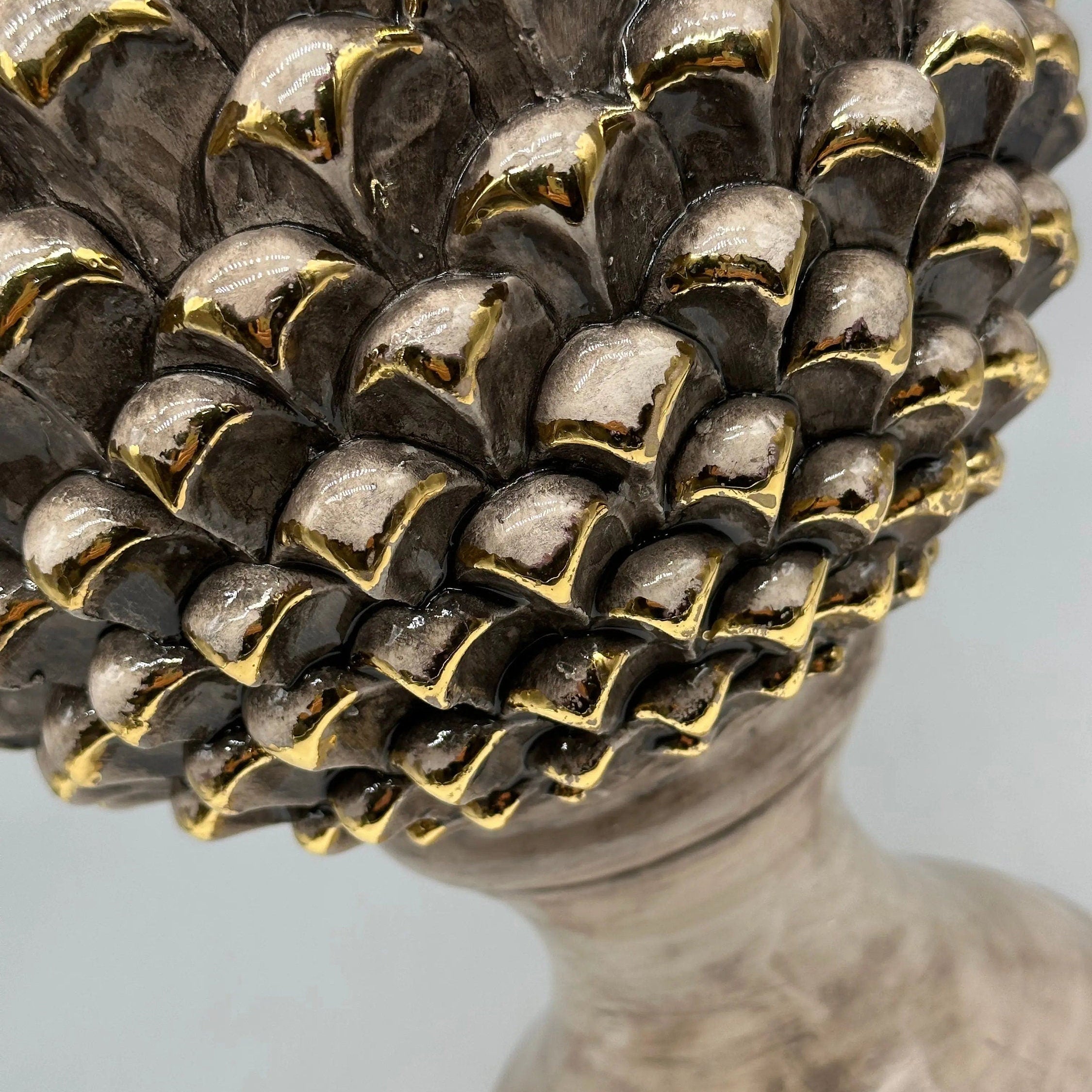 Pigna Ceramica Caltagirone cm H.40 Artigianale Écru Oro Linea Luis DD CERAMICHE SICILIANE