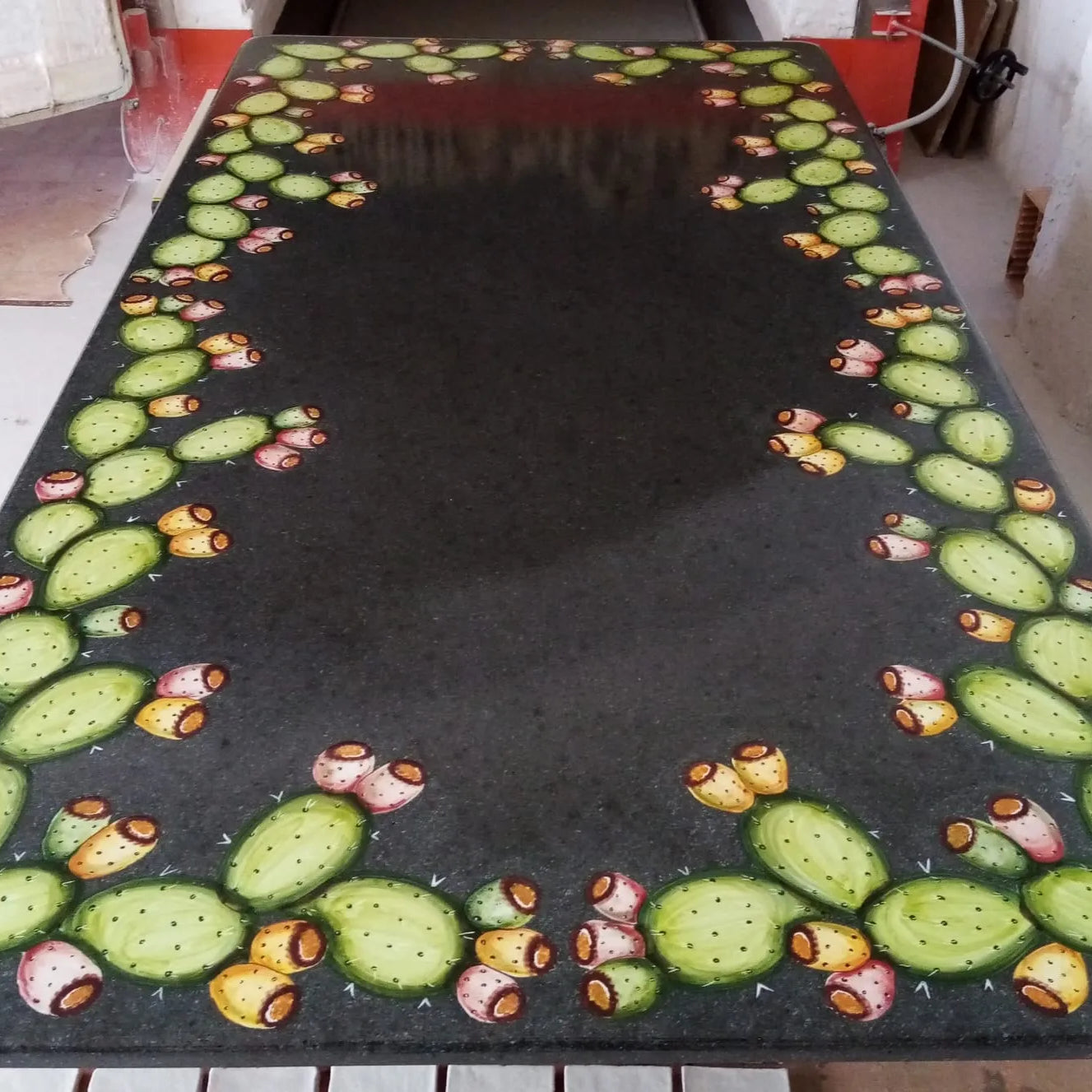 Tavolo Ficodindia Nero – Pietra Lavica Decorata - TAVOLI