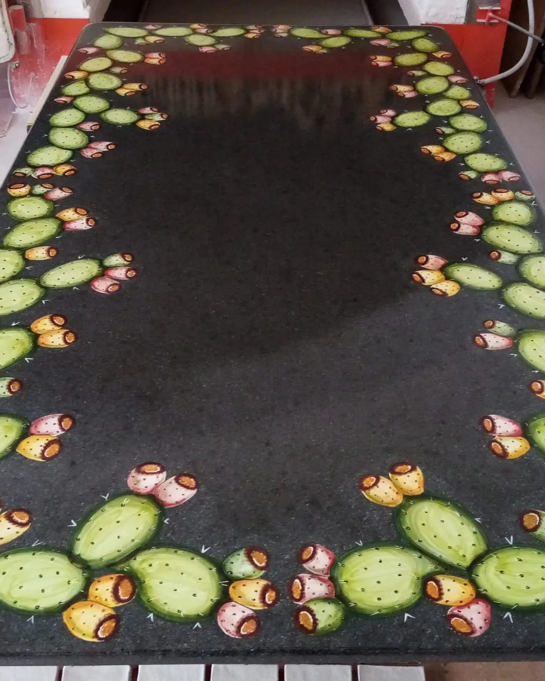 Tavolo Ficodindia Nero – Pietra Lavica Decorata - TAVOLI