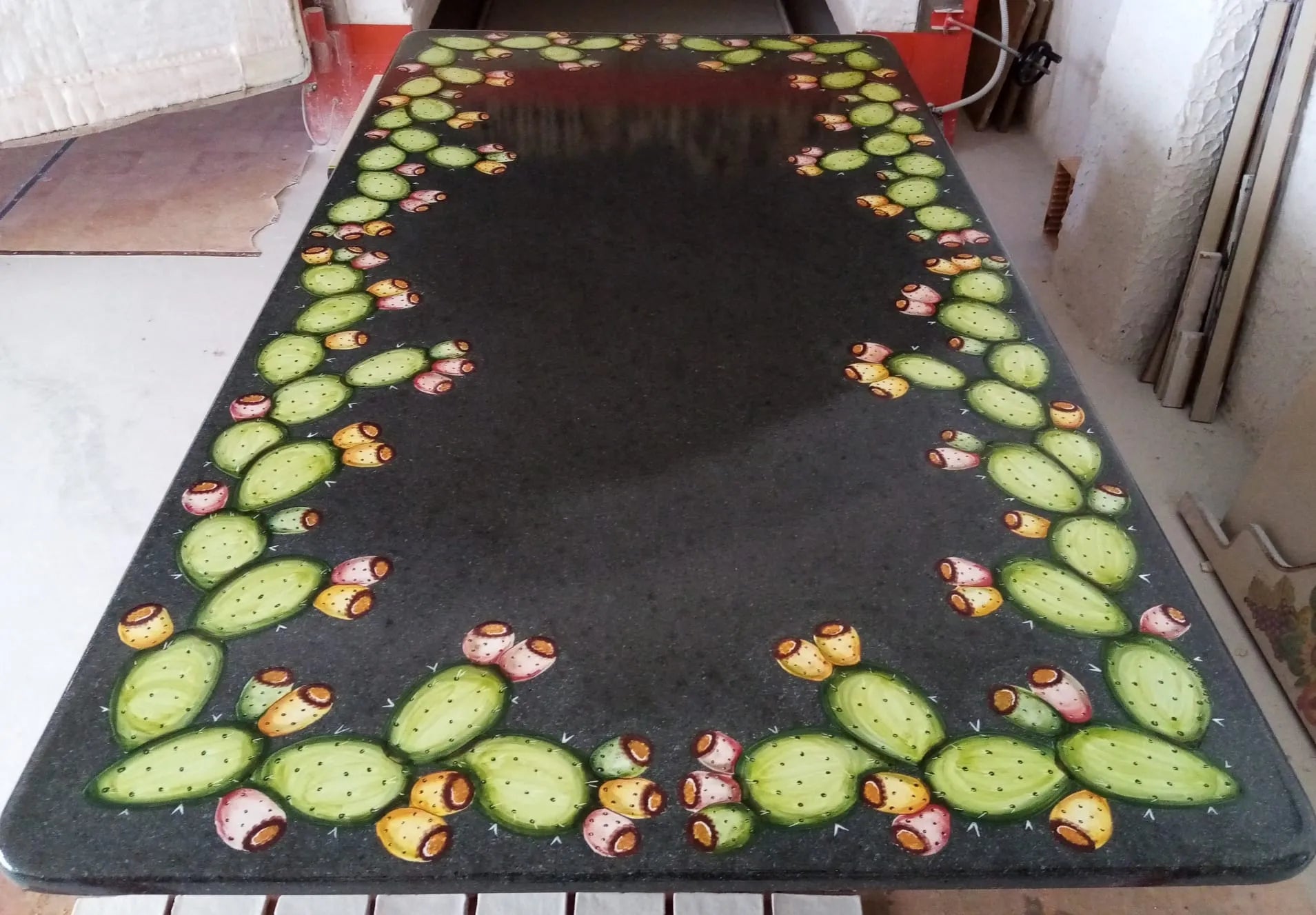 Tavolo Ficodindia Nero – Pietra Lavica Decorata - TAVOLI