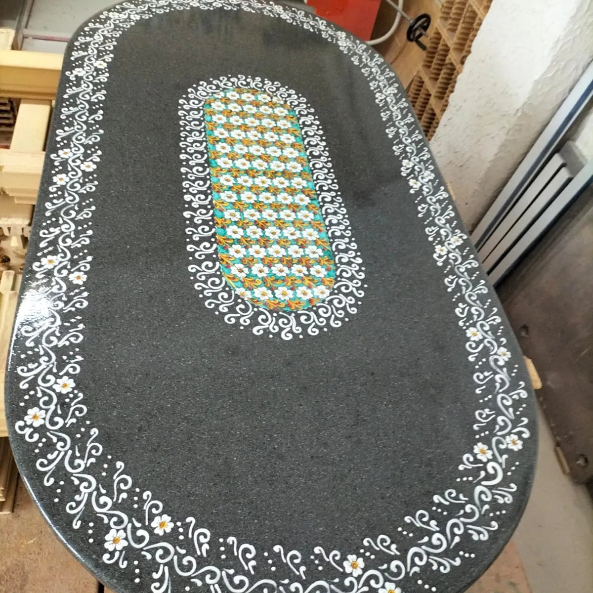 Tavolo Ovale Ricamato – Pietra Lavica Decorata - TAVOLI