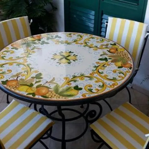 Tavolo Rotondo Frutta con Volute – Armonia di Colori - TAVOLI