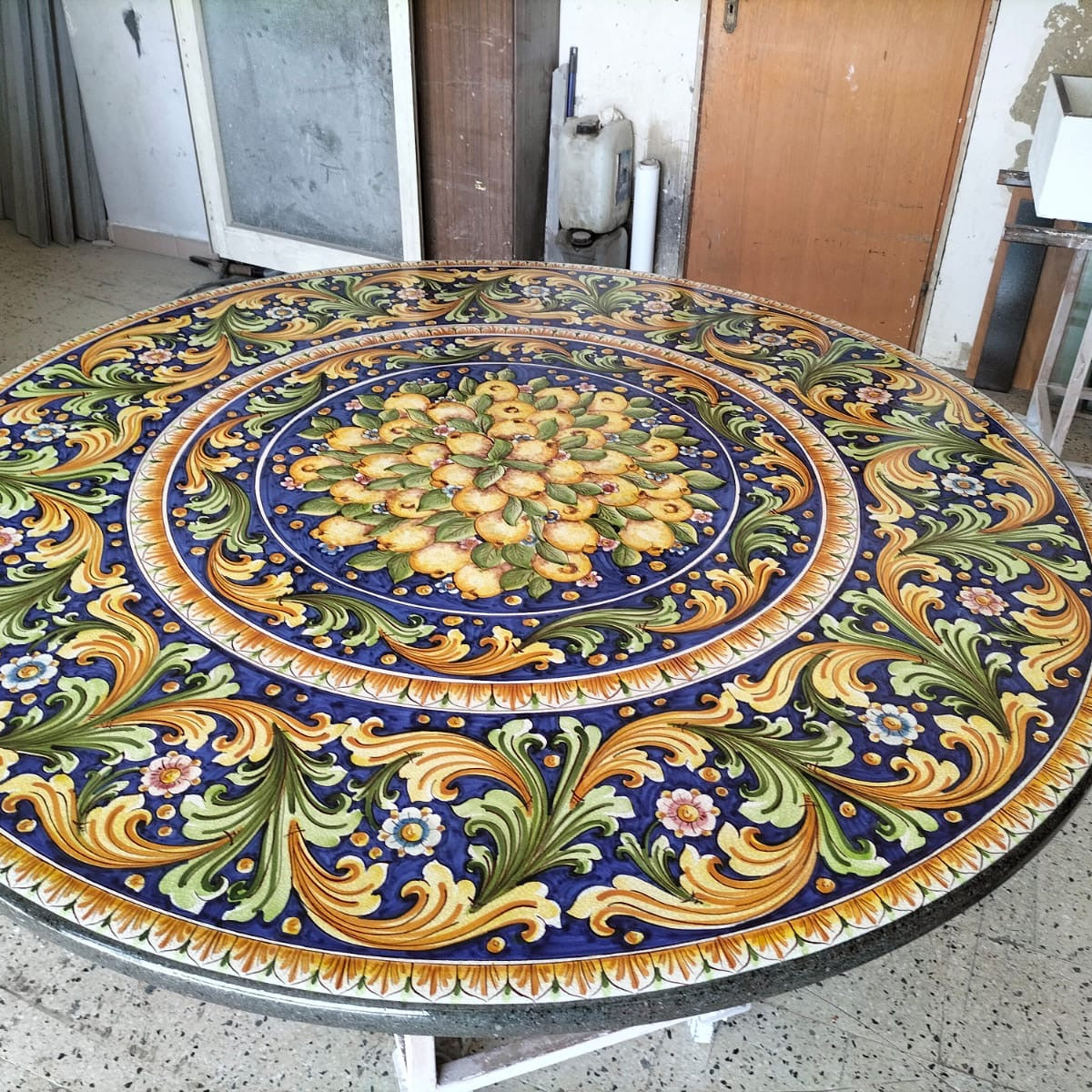 Tavolo Rotondo Ornato Blu con Centro Limoni – Pietra Lavica Decorata - TAVOLI