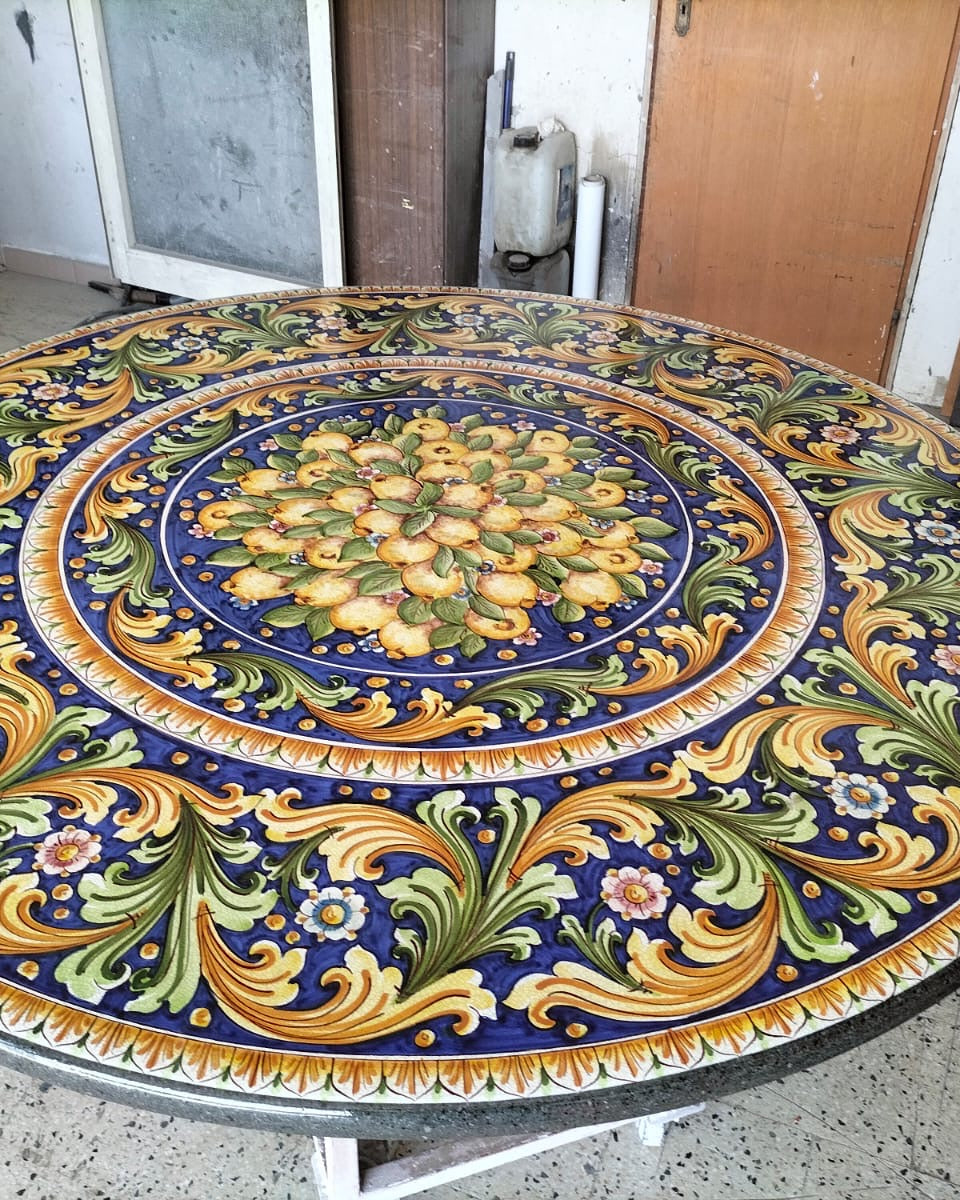 Tavolo Rotondo Ornato Blu con Centro Limoni – Pietra Lavica Decorata - TAVOLI