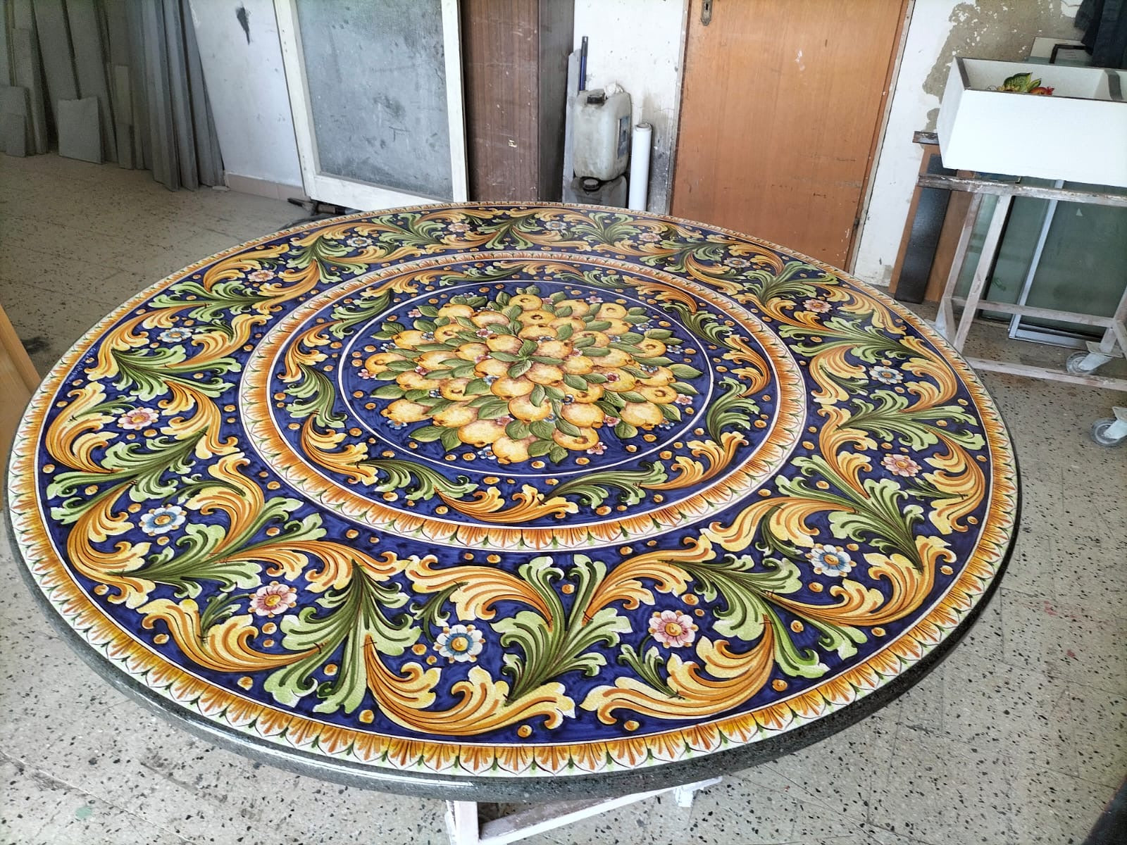 Tavolo Rotondo Ornato Blu con Centro Limoni – Pietra Lavica Decorata - TAVOLI