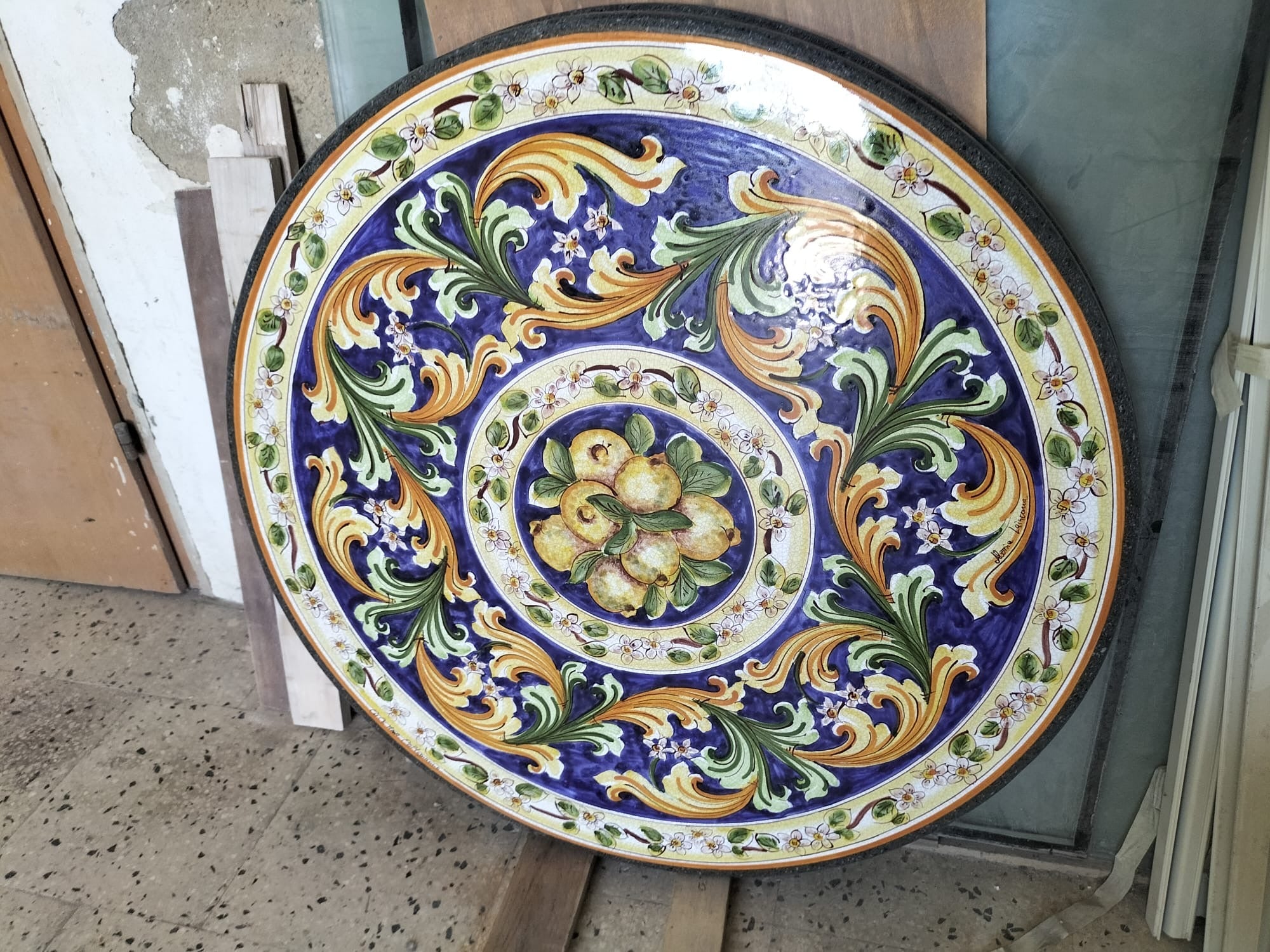 Tavolo Rotondo Ornato Blu con Limoni e Fiori – Pietra Lavica Decorata - TAVOLI