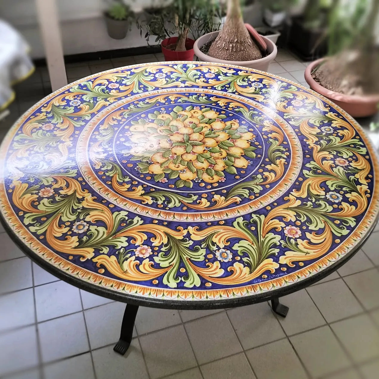Tavolo Rotondo Ornato con Limoni – Freschezza e Arte Siciliana - TAVOLI