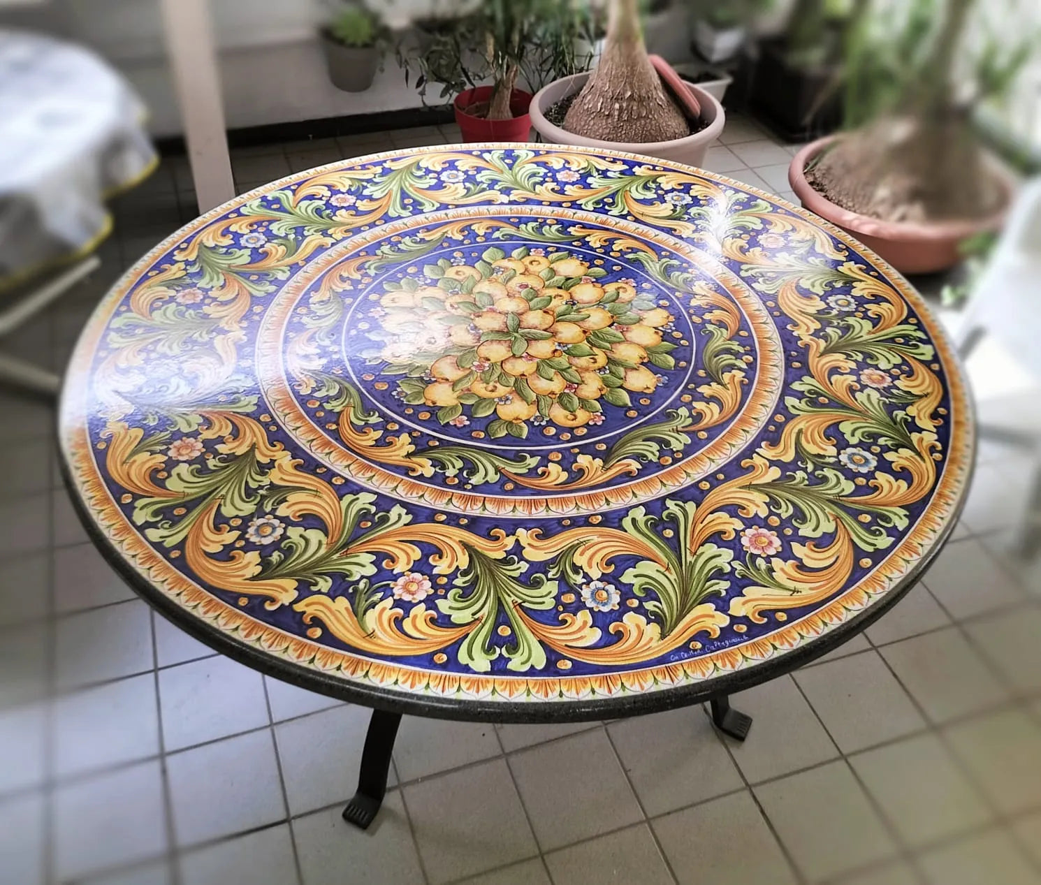 Tavolo Rotondo Ornato con Limoni – Freschezza e Arte Siciliana - TAVOLI