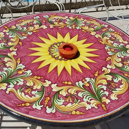 Tavolo Ornato Rosso con Stella – Calore e Carattere - TAVOLI