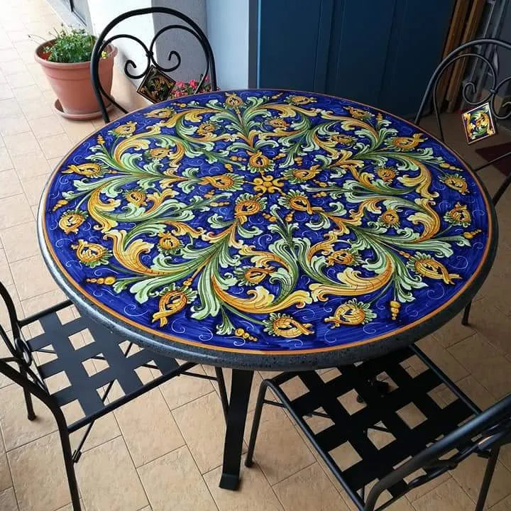 Tavolo Rotondo Tappeto Blu – Eleganza Mediterranea - TAVOLI