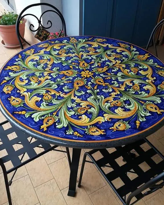 Tavolo Rotondo Tappeto Blu – Eleganza Mediterranea - TAVOLI
