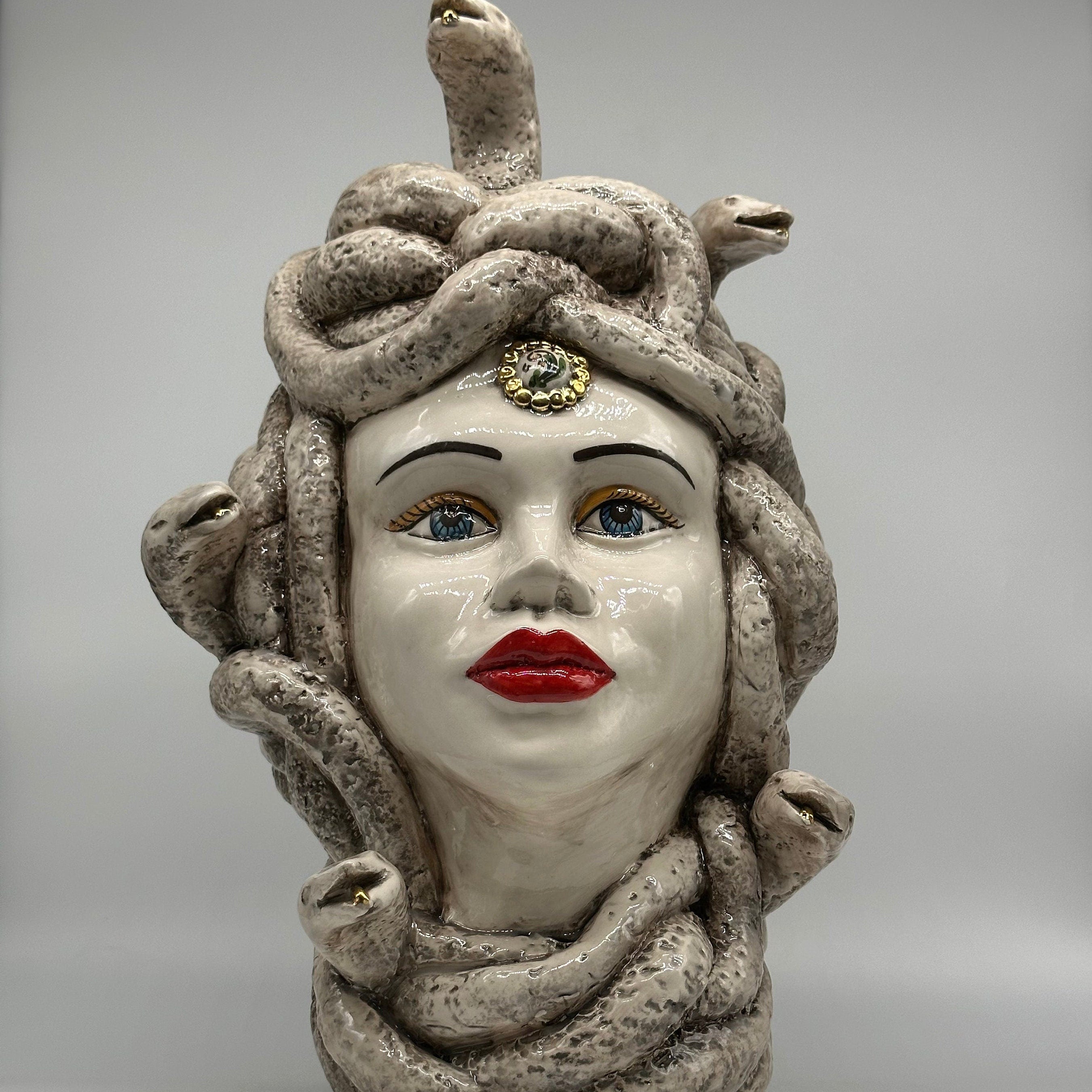 Testa Mitologica Medusa Ceramica Caltagirone cm H.38 L.25 Artigianale Écru dettagli Oro