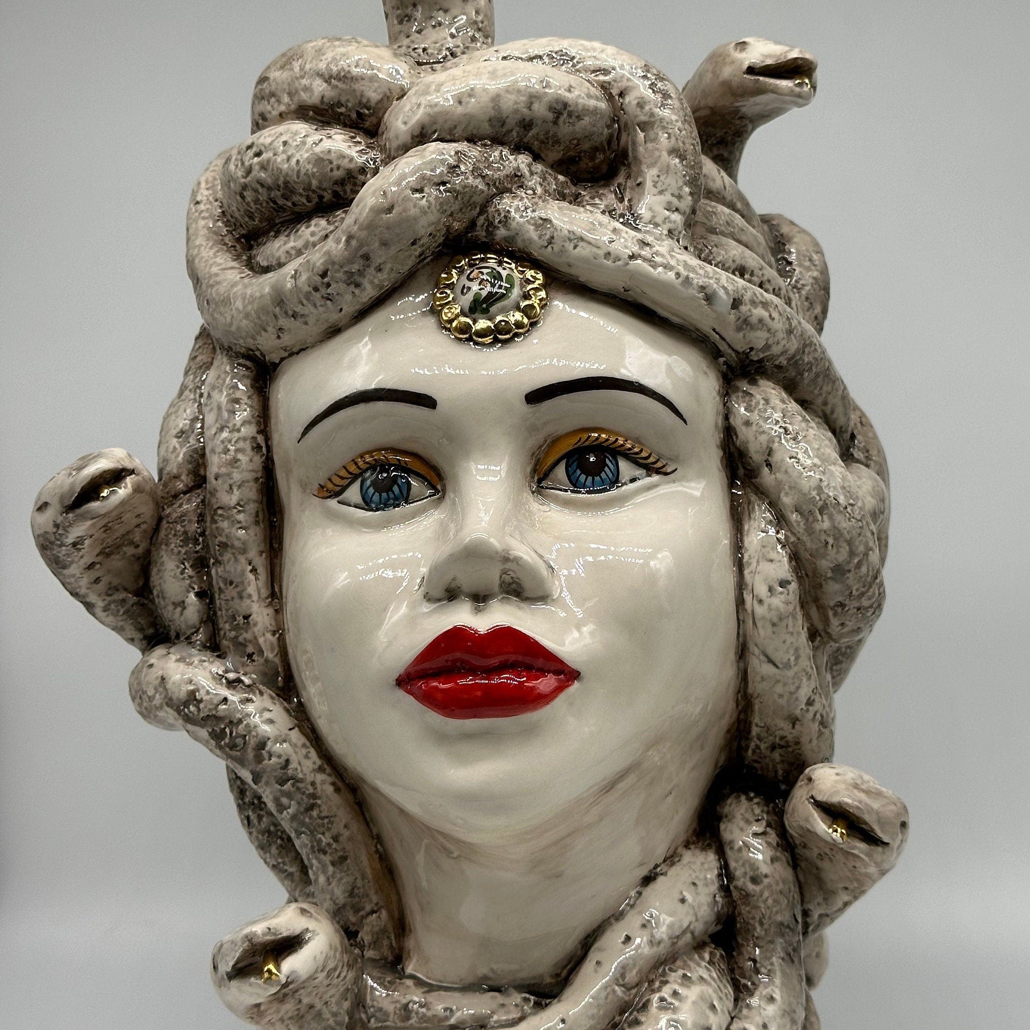Testa Mitologica Medusa Ceramica Caltagirone cm H.38 L.25 Artigianale Écru dettagli Oro
