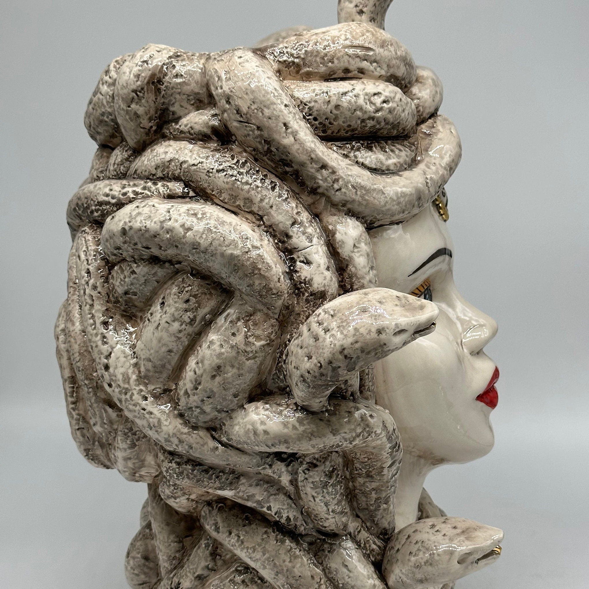 Testa Mitologica Medusa Ceramica Caltagirone cm H.38 L.25 Artigianale Écru dettagli Oro