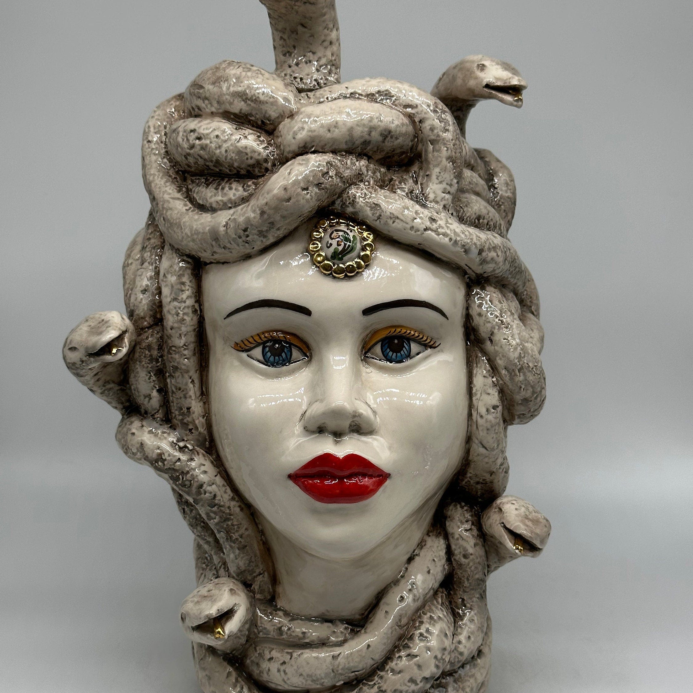 Testa Mitologica Medusa Ceramica Caltagirone cm H.38 L.25 Artigianale Écru dettagli Oro
