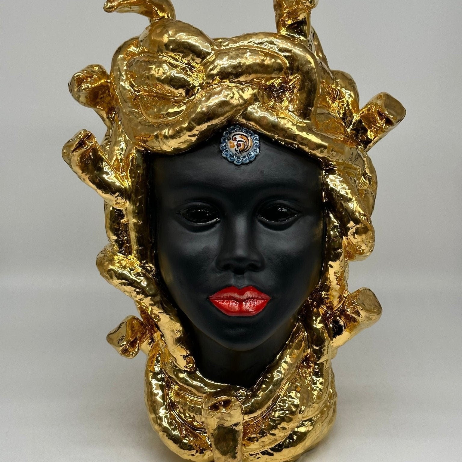 Testa Mitologica Medusa Ceramica Caltagirone cm H.38 L.25 Artigianale “GOLD EDITION” - DD CERAMICHE SICILIANE
