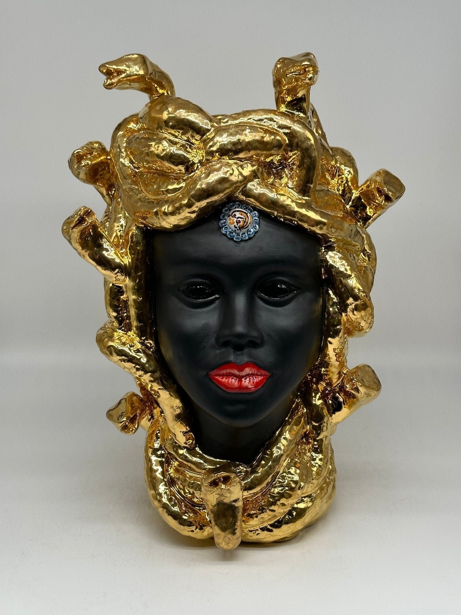 Testa Mitologica Medusa Ceramica Caltagirone cm H.38 L.25 Artigianale “GOLD EDITION” - DD CERAMICHE SICILIANE
