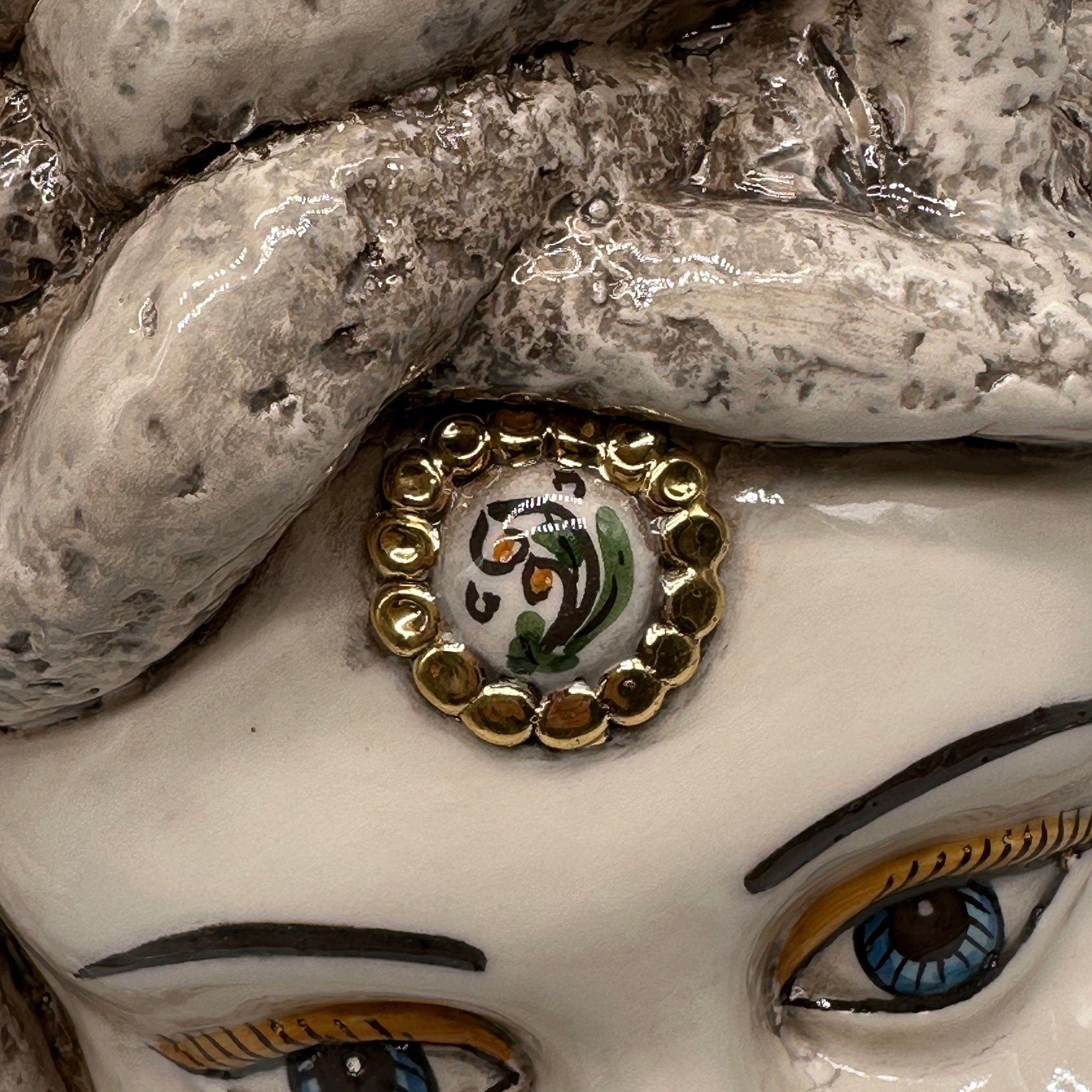 Testa Mitologica Medusa Ceramica Caltagirone cm H.38 L.25 Artigianale Écru dettagli Oro