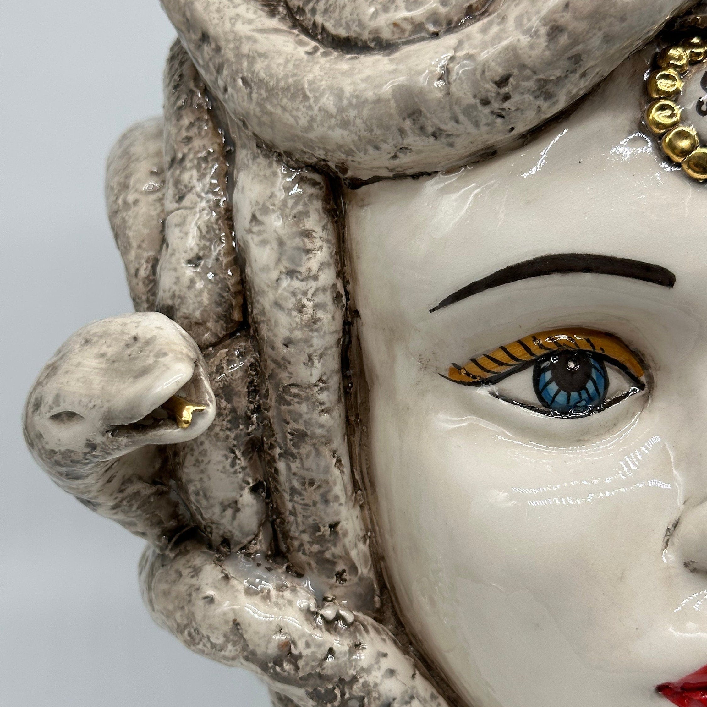 Testa Mitologica Medusa Ceramica Caltagirone cm H.38 L.25 Artigianale Écru dettagli Oro