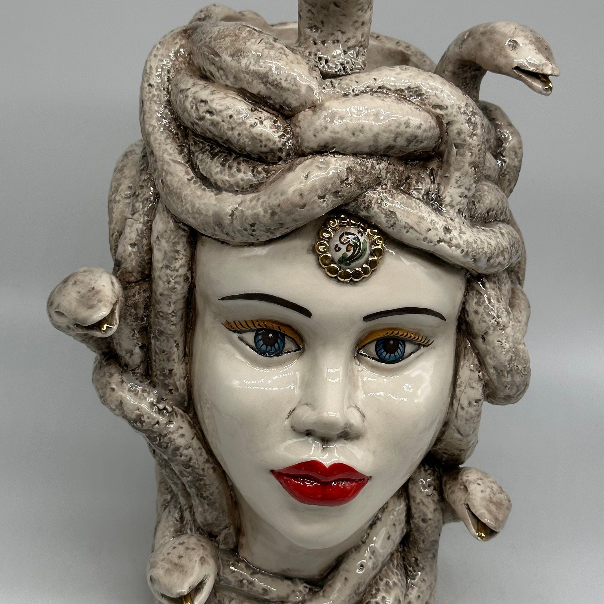 Testa Mitologica Medusa Ceramica Caltagirone cm H.38 L.25 Artigianale Écru dettagli Oro