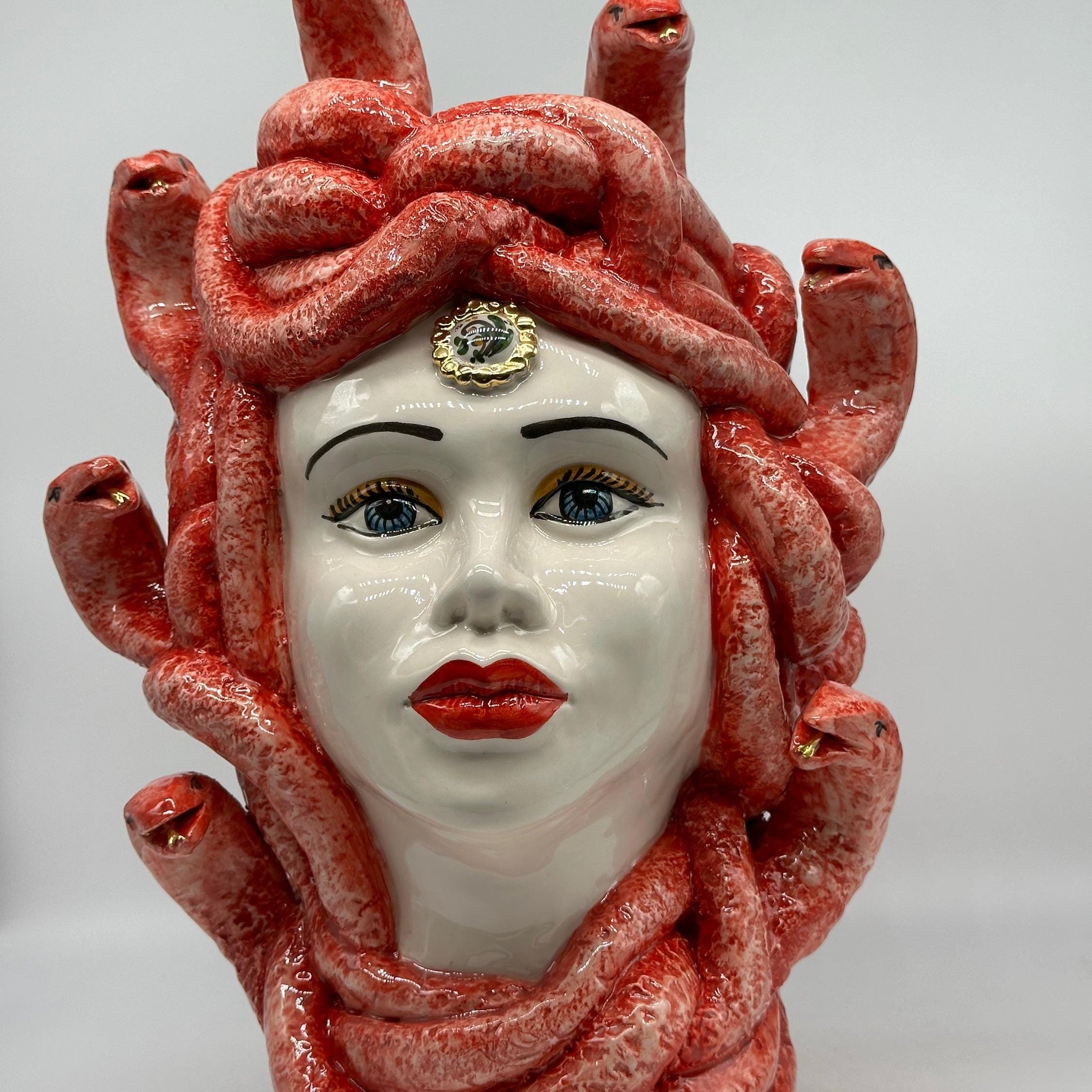 Testa Mitologica Medusa Ceramica Caltagirone cm H.38 L.25 Artigianale Rosso dettagli Oro