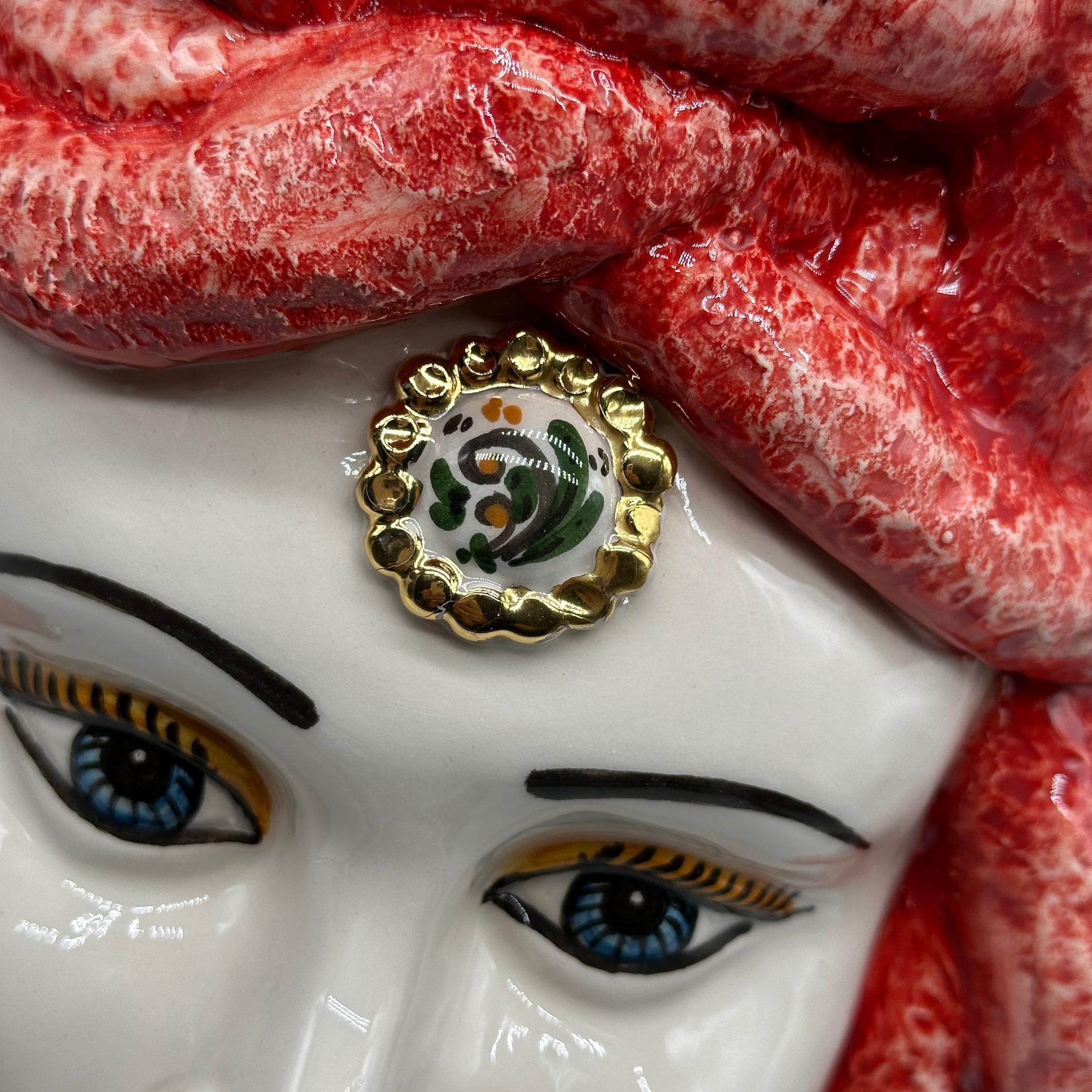 Testa Mitologica Medusa Ceramica Caltagirone cm H.38 L.25 Artigianale Rosso dettagli Oro