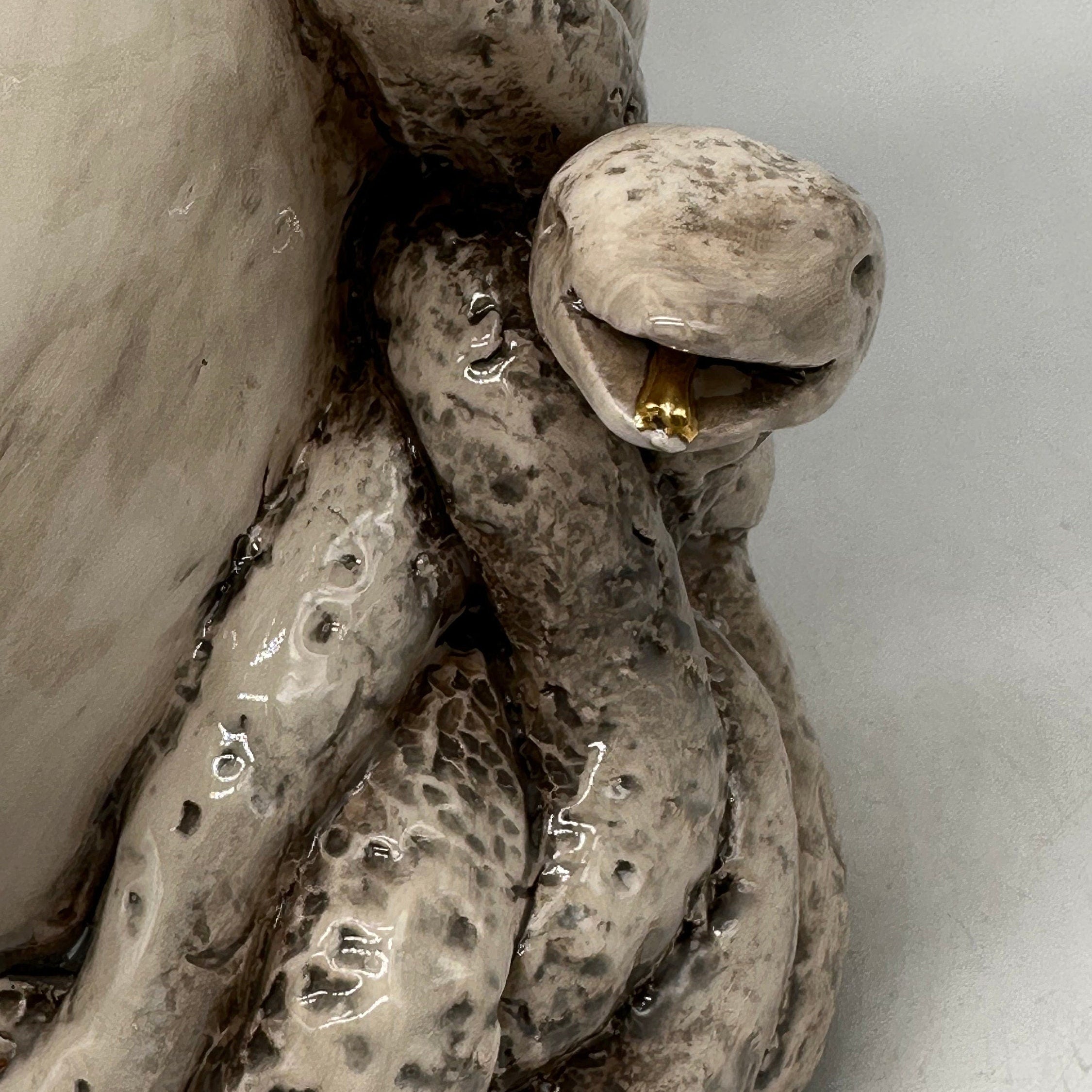 Testa Mitologica Medusa Ceramica Caltagirone cm H.38 L.25 Artigianale Écru dettagli Oro