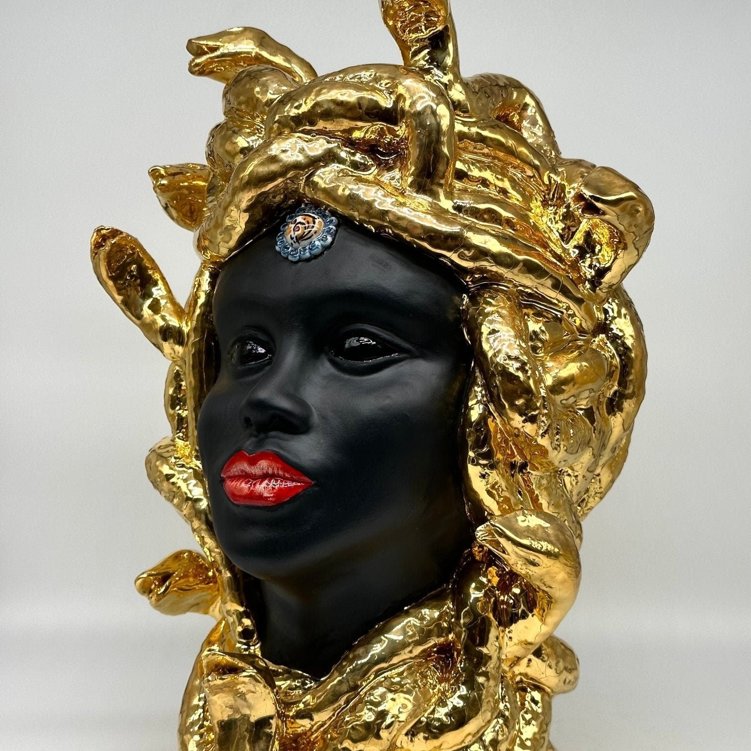 Testa Mitologica Medusa Ceramica Caltagirone cm H.38 L.25 Artigianale “GOLD EDITION” - DD CERAMICHE SICILIANE