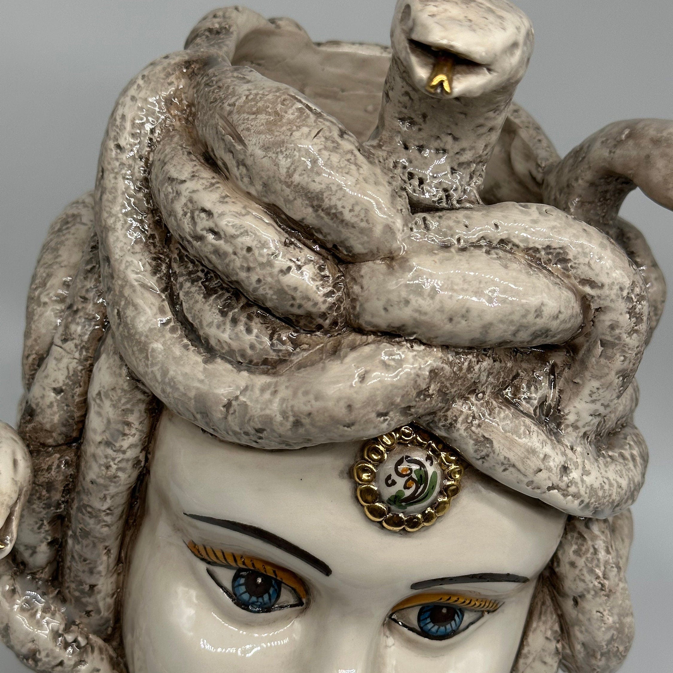 Testa Mitologica Medusa Ceramica Caltagirone cm H.38 L.25 Artigianale Écru dettagli Oro