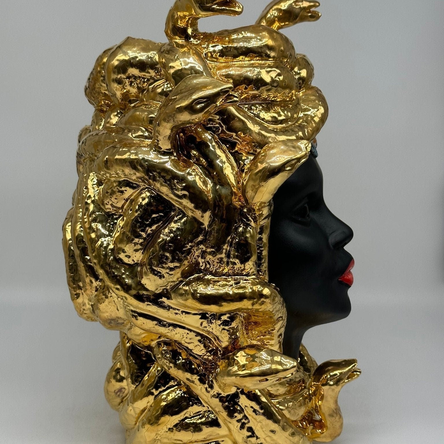 Testa Mitologica Medusa Ceramica Caltagirone cm H.38 L.25 Artigianale “GOLD EDITION” - DD CERAMICHE SICILIANE