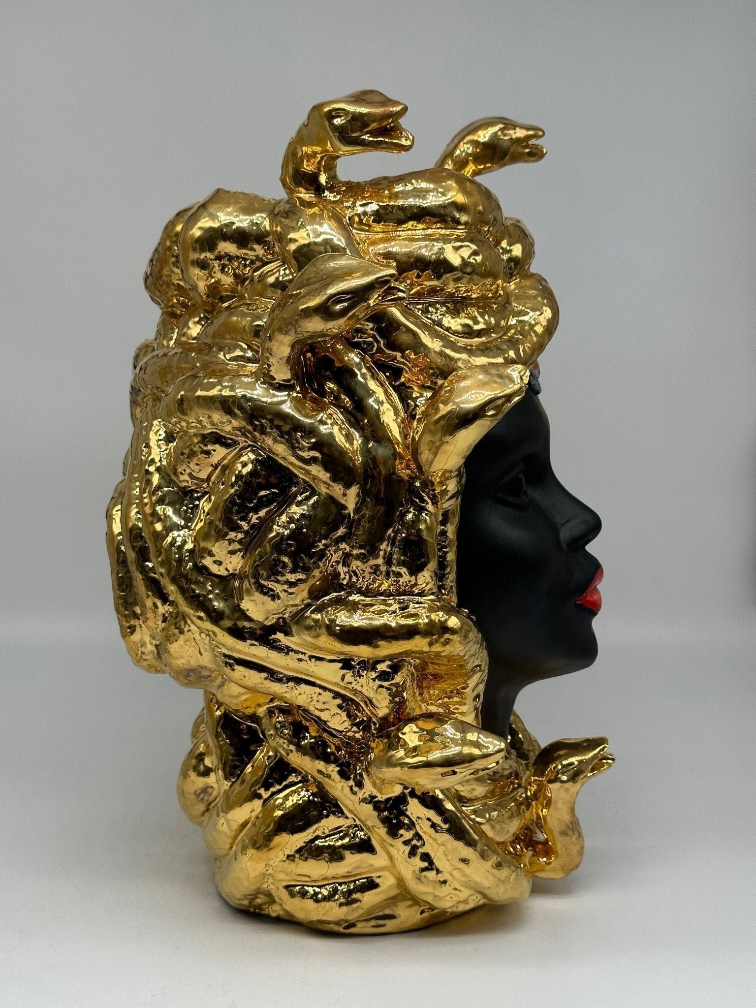 Testa Mitologica Medusa Ceramica Caltagirone cm H.38 L.25 Artigianale “GOLD EDITION” - DD CERAMICHE SICILIANE