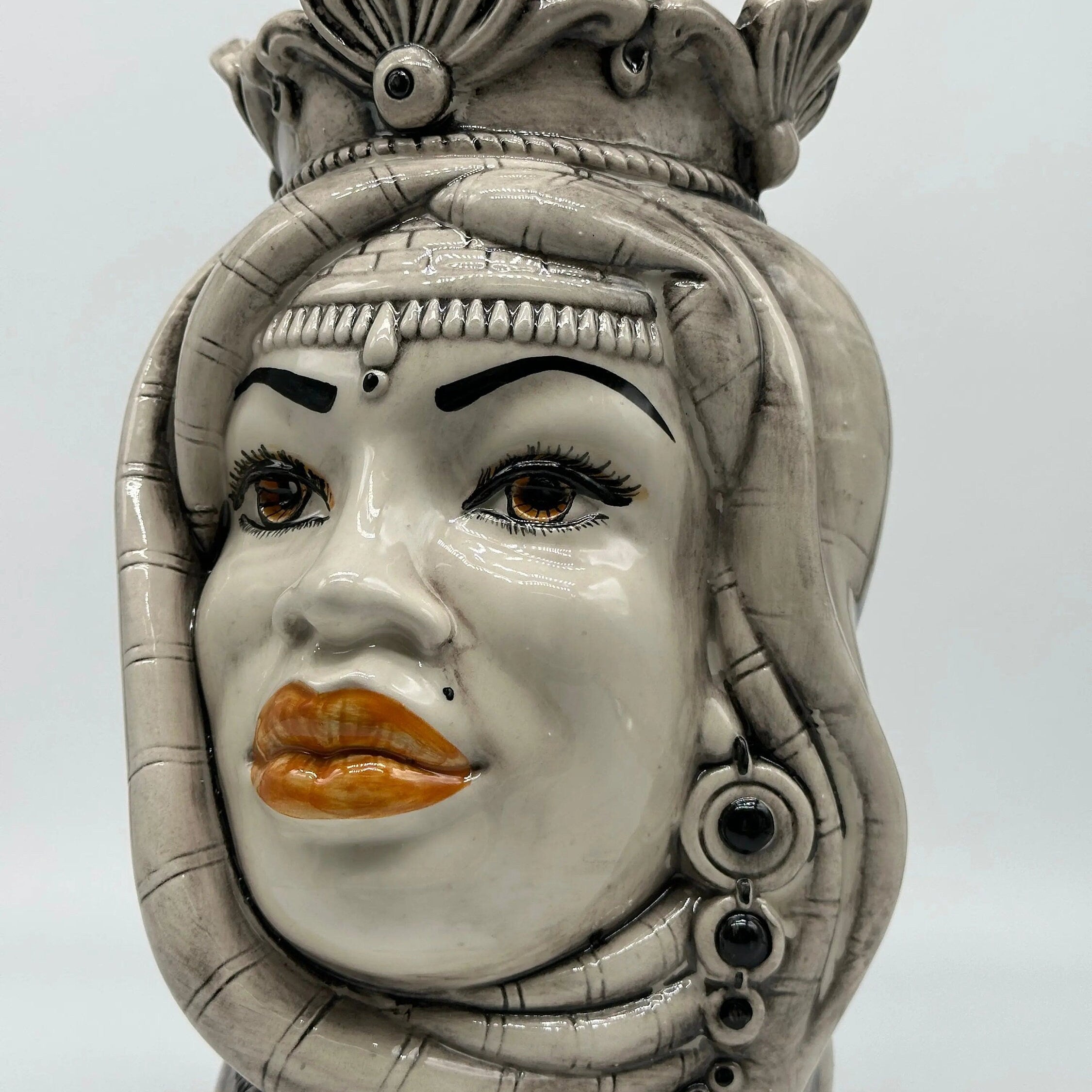 Teste di Moro Afro Ceramica Caltagirone cm H.25 L.17 Artigianale Écru Visi Decorati DD CERAMICHE SICILIANE