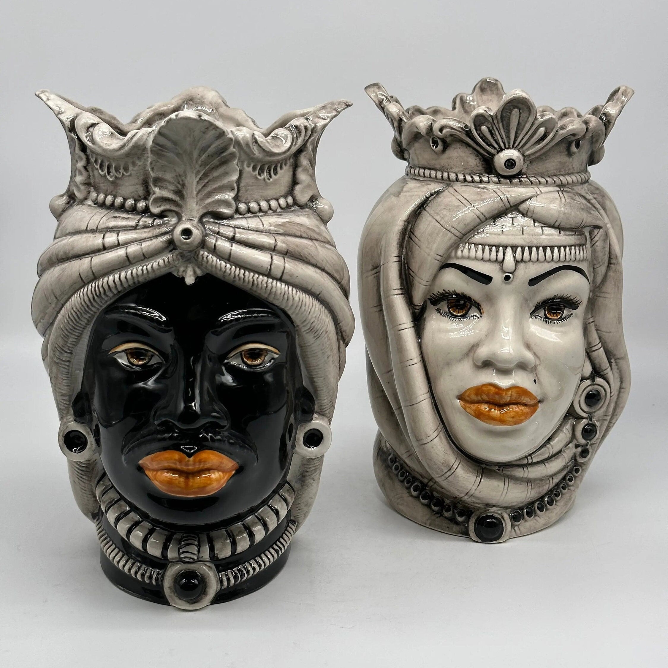 Teste di Moro Afro Ceramica Caltagirone cm H.25 L.17 Artigianale Écru Visi Decorati DD CERAMICHE SICILIANE