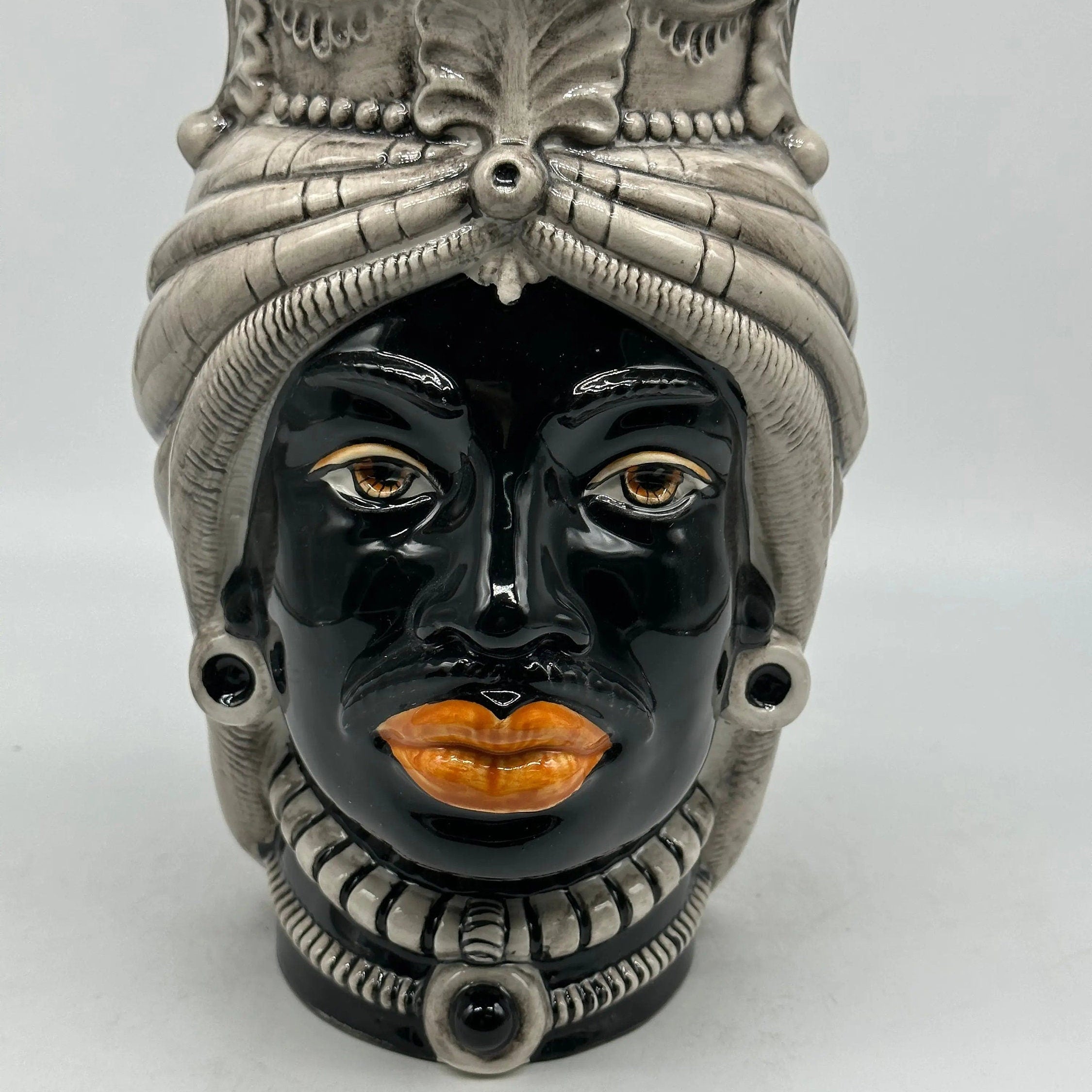 Teste di Moro Afro Ceramica Caltagirone cm H.25 L.17 Artigianale Écru Visi Decorati DD CERAMICHE SICILIANE