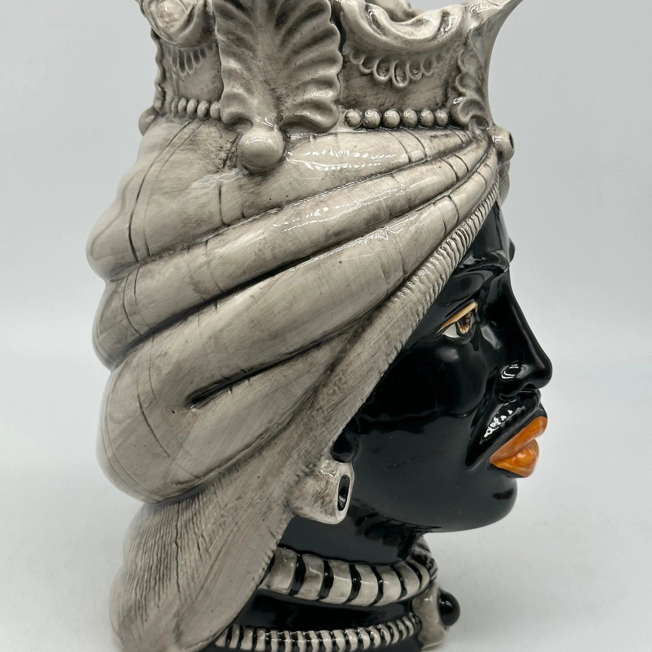 Teste di Moro Afro Ceramica Caltagirone cm H.25 L.17 Artigianale Écru Visi Decorati DD CERAMICHE SICILIANE