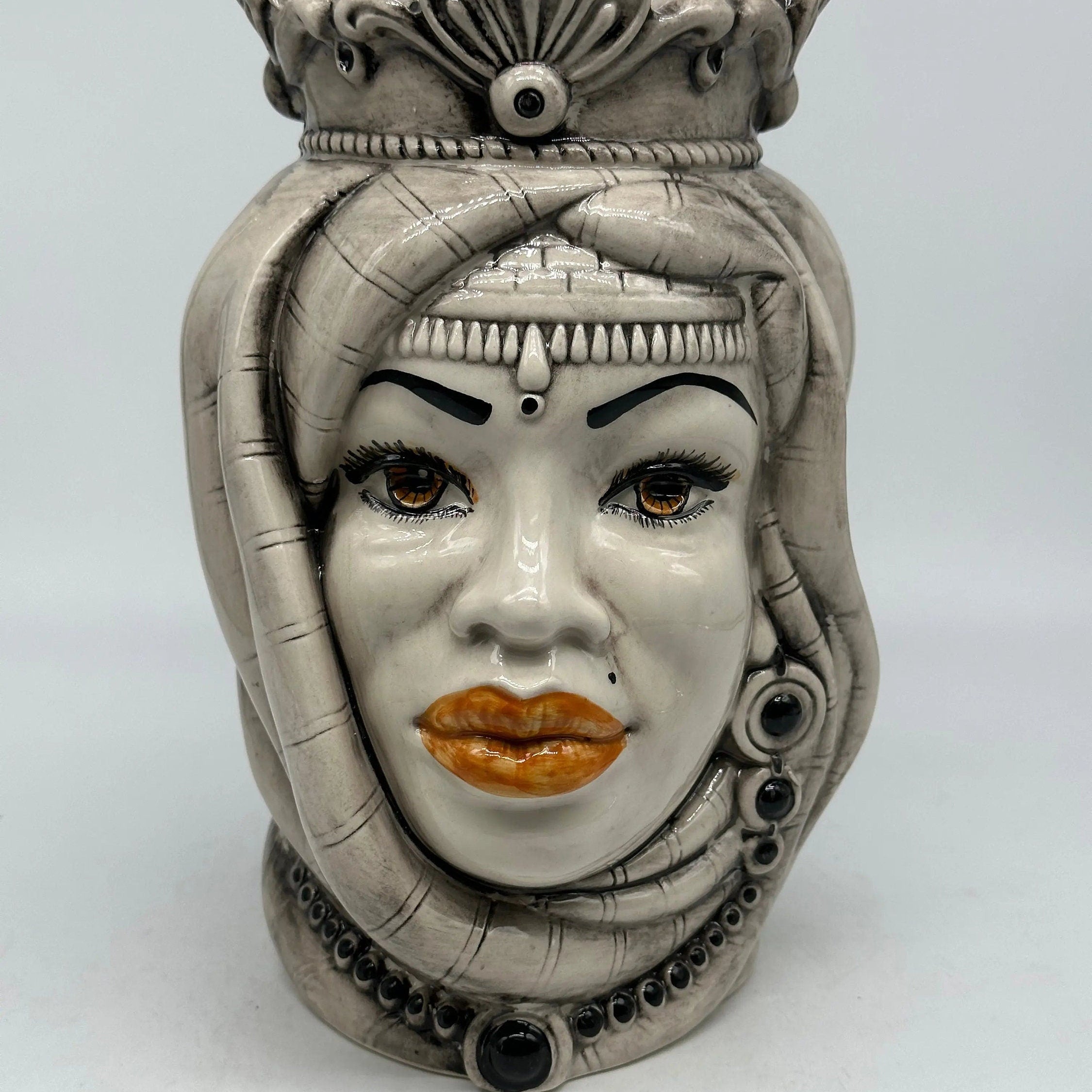 Teste di Moro Afro Ceramica Caltagirone cm H.25 L.17 Artigianale Écru Visi Decorati DD CERAMICHE SICILIANE