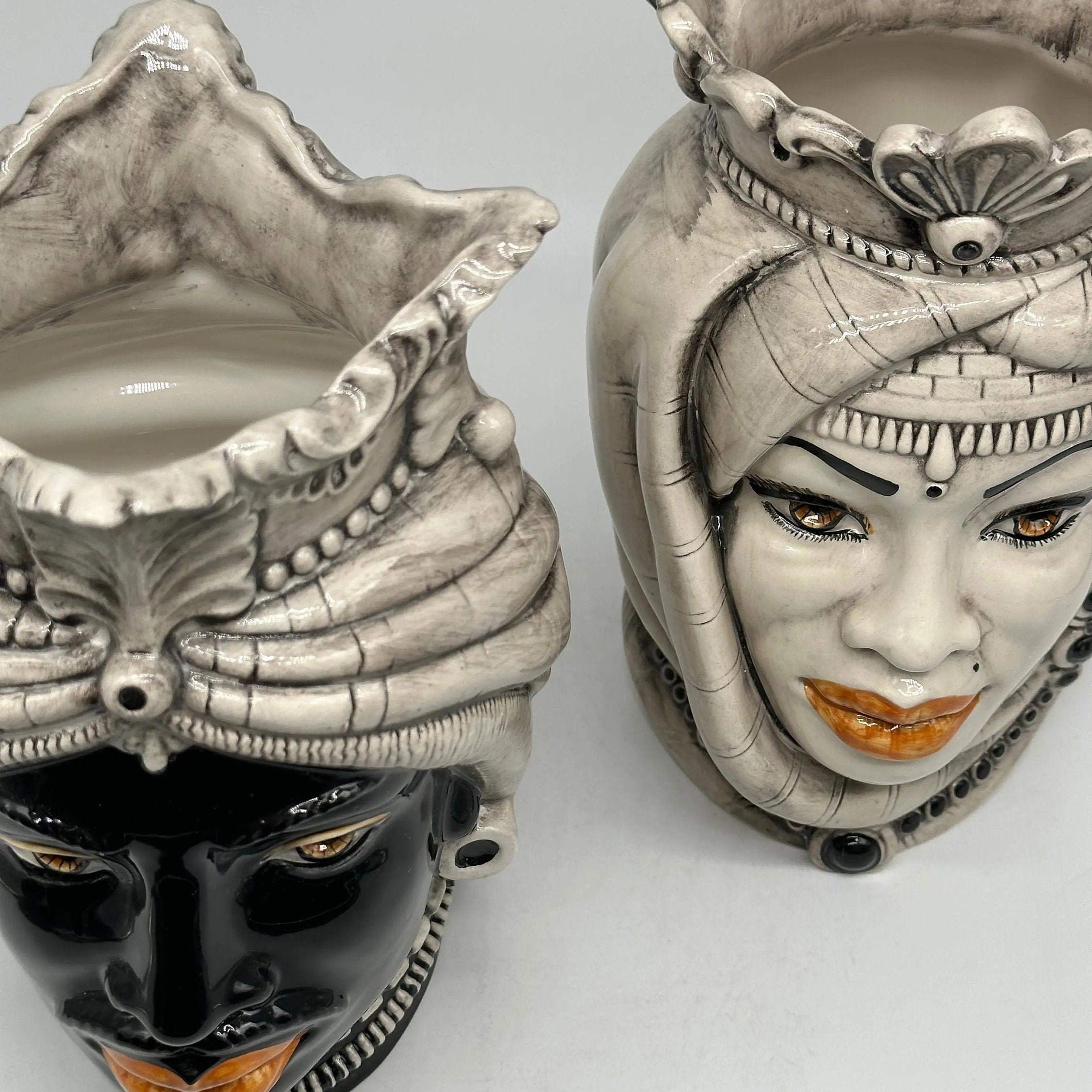 Teste di Moro Afro Ceramica Caltagirone cm H.25 L.17 Artigianale Écru Visi Decorati DD CERAMICHE SICILIANE