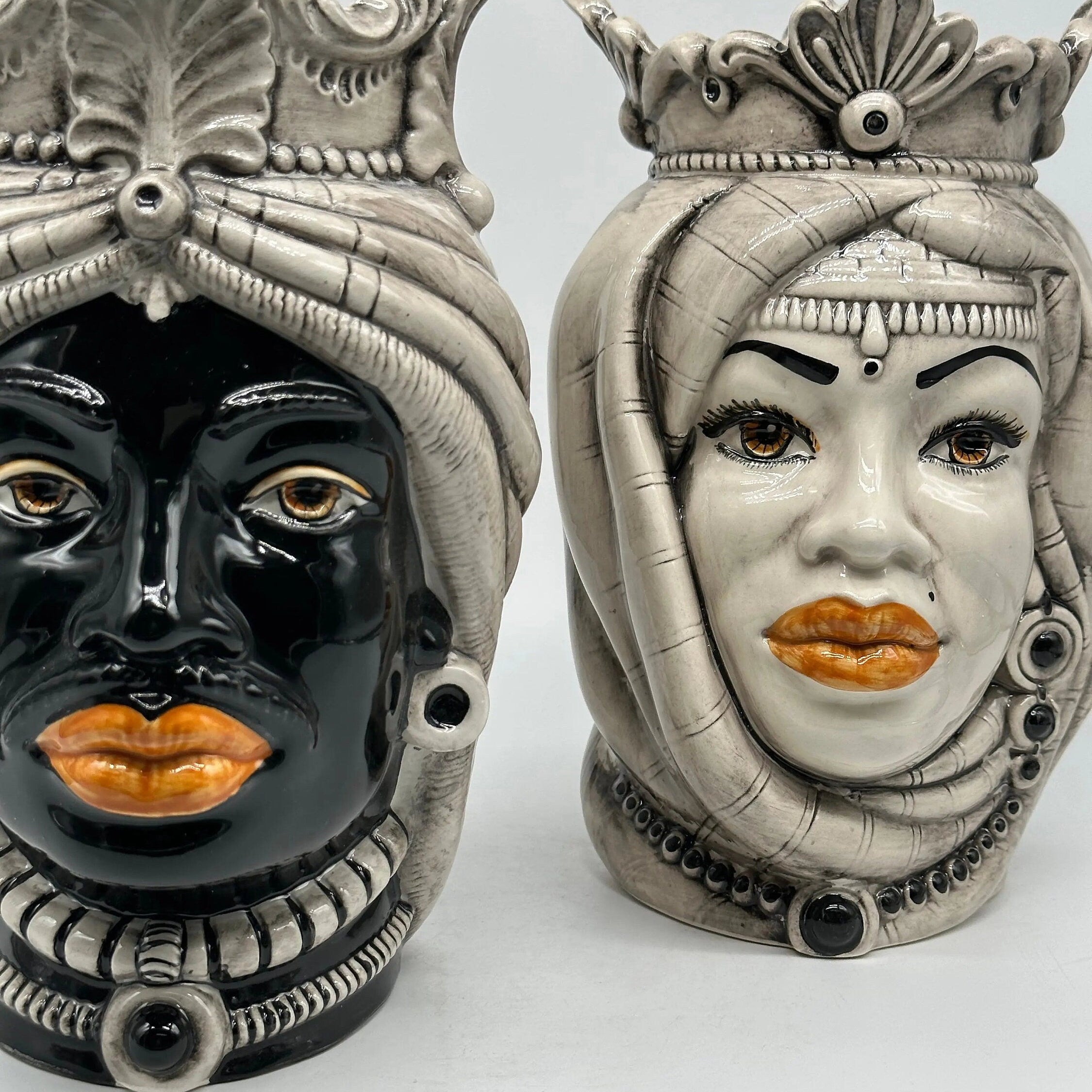 Teste di Moro Afro Ceramica Caltagirone cm H.25 L.17 Artigianale Écru Visi Decorati DD CERAMICHE SICILIANE