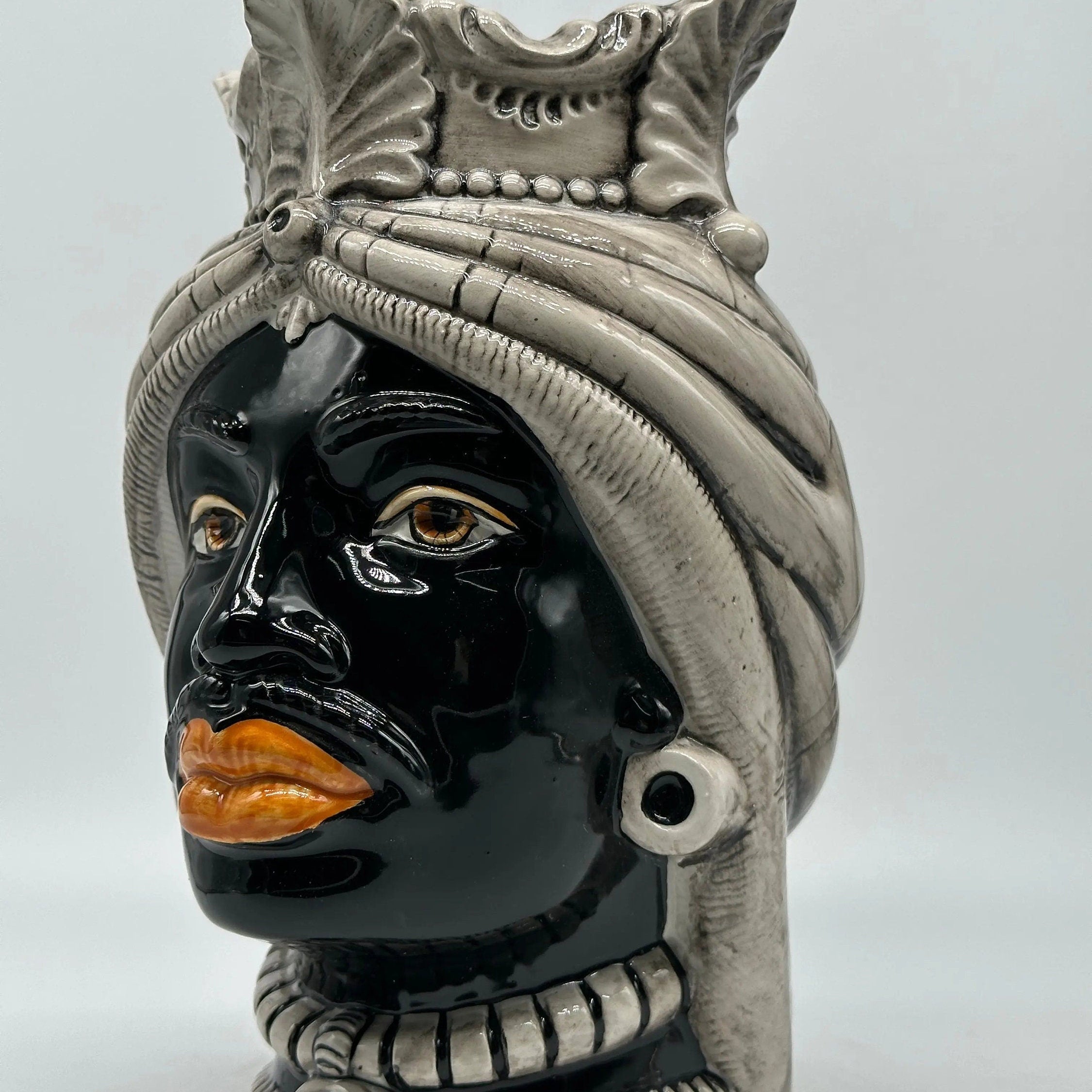 Teste di Moro Afro Ceramica Caltagirone cm H.25 L.17 Artigianale Écru Visi Decorati DD CERAMICHE SICILIANE