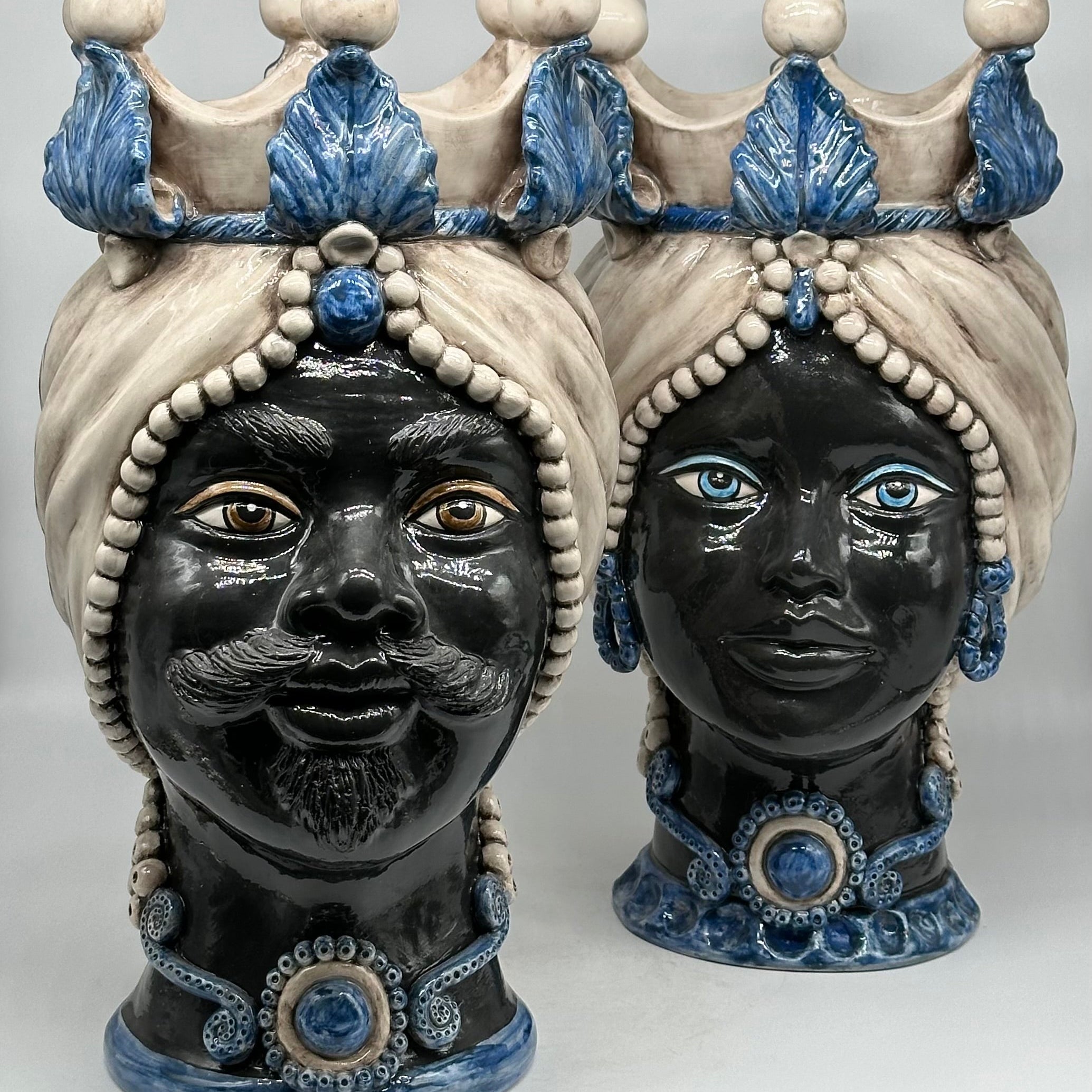 Teste di Moro Antares Ceramica Caltagirone cm H.41 L.22 Artigianale Écru Foglie Blu - TESTE DI MORO