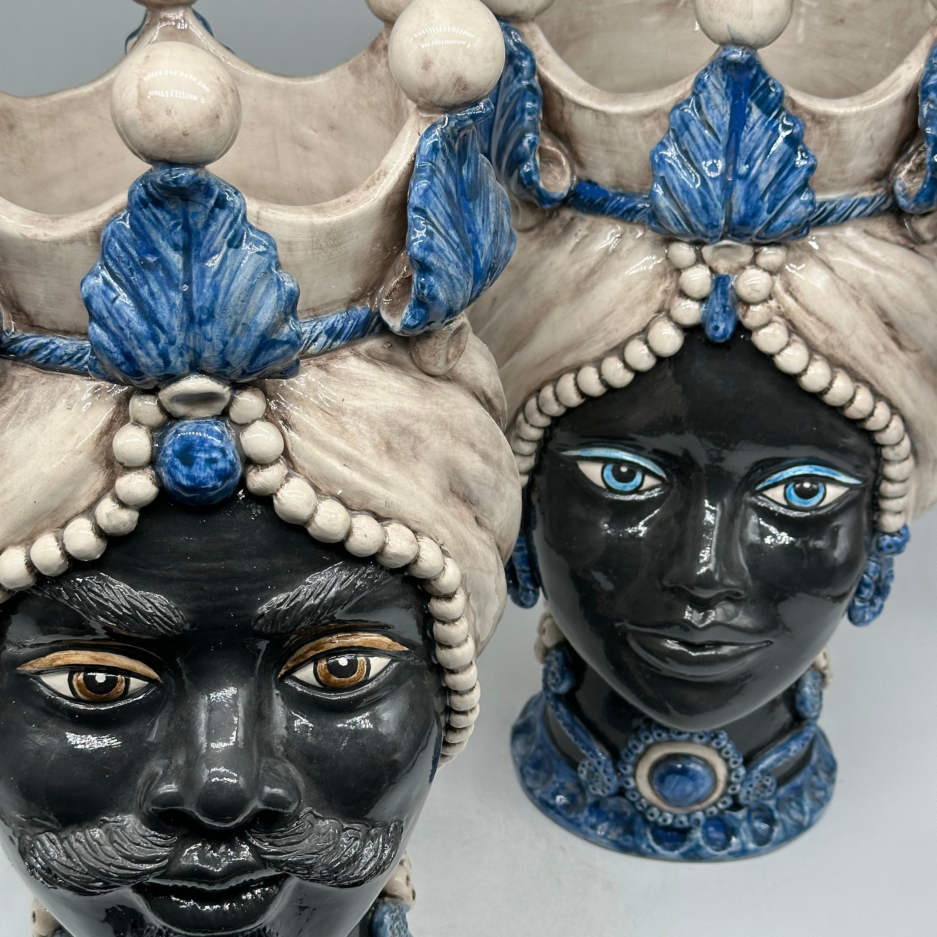 Teste di Moro Antares Ceramica Caltagirone cm H.41 L.22 Artigianale Écru Foglie Blu - TESTE DI MORO