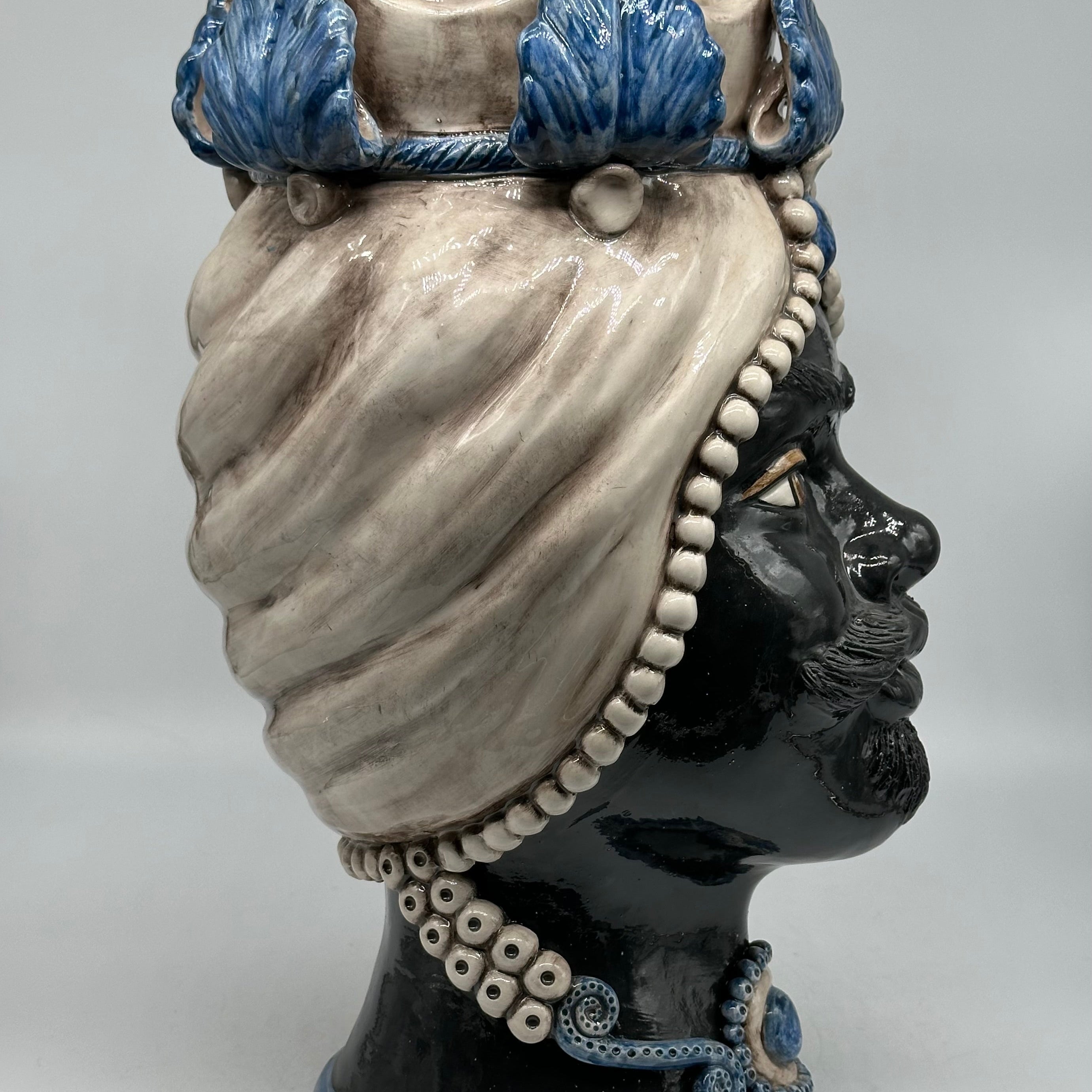 Teste di Moro Antares Ceramica Caltagirone cm H.41 L.22 Artigianale Écru Foglie Blu - TESTE DI MORO